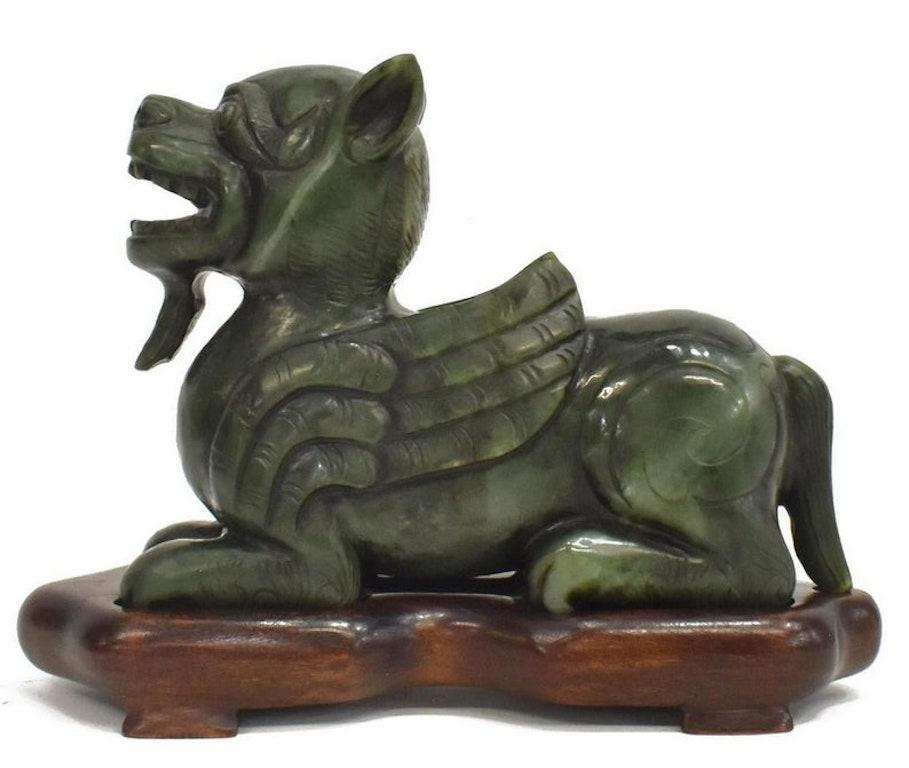 Chinesische geschnitzte chinesische Chilong-Dynastie-Dynastie-Skulptur aus grüner Jade (Handgeschnitzt) im Angebot