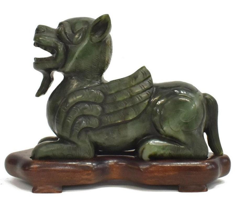 Escultura china de dragón Chilong de jade verde tallado de la dinastía Qing Tallado a mano en venta