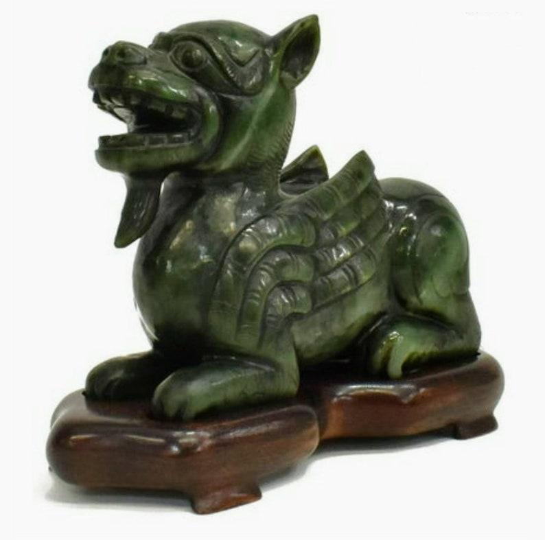Chinesische geschnitzte chinesische Chilong-Dynastie-Dynastie-Skulptur aus grüner Jade im Zustand „Gut“ im Angebot in Forney, TX