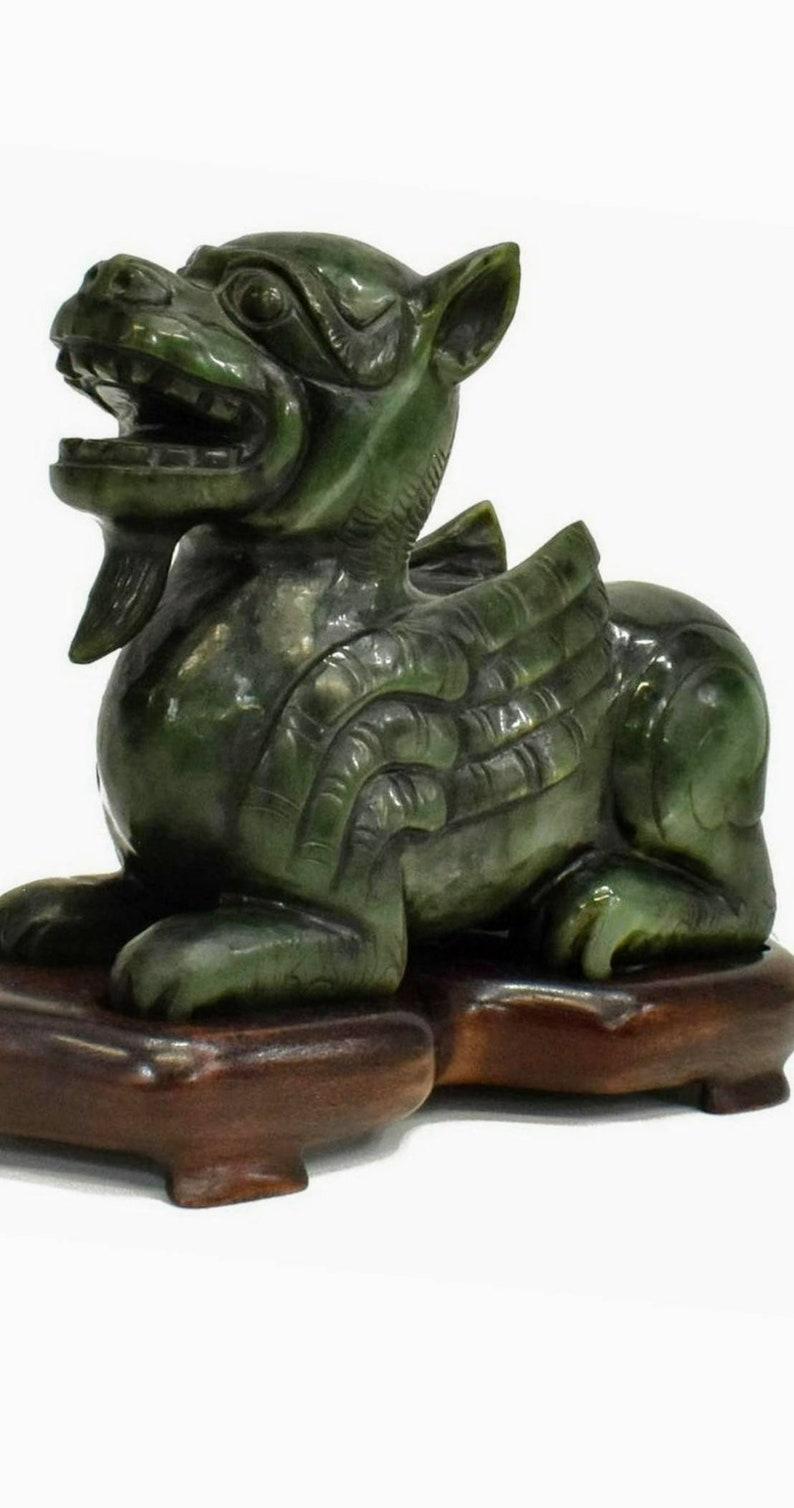 Chinesische geschnitzte chinesische Chilong-Dynastie-Dynastie-Skulptur aus grüner Jade (19. Jahrhundert) im Angebot