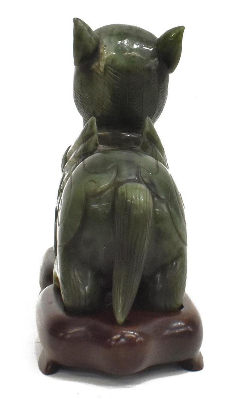 Chinesische geschnitzte chinesische Chilong-Dynastie-Dynastie-Skulptur aus grüner Jade (Holz) im Angebot