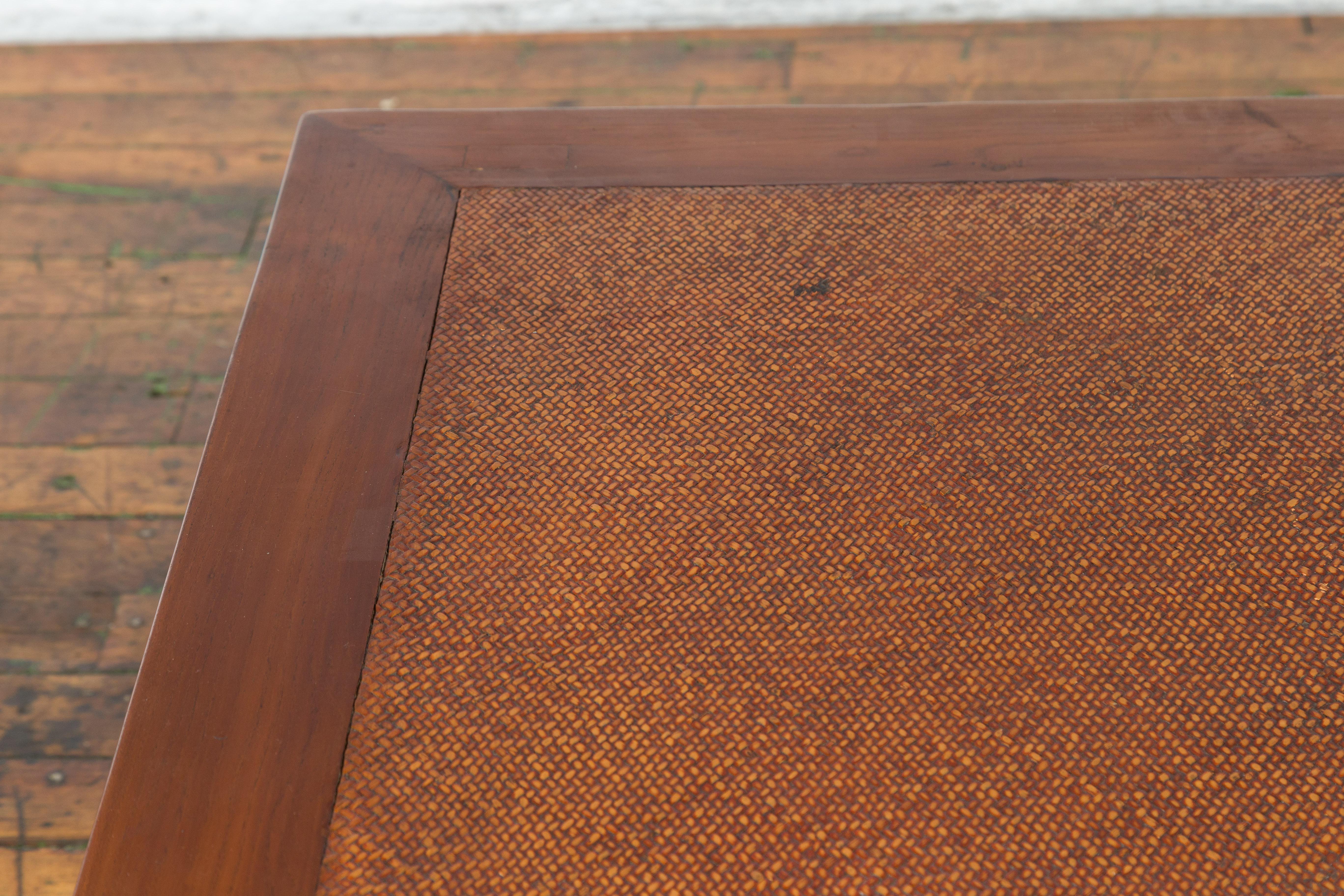 Table basse de lit en bois d'Elmwoods de la Dynasty chinoise avec plateau en rotin tressé à la main en vente 2