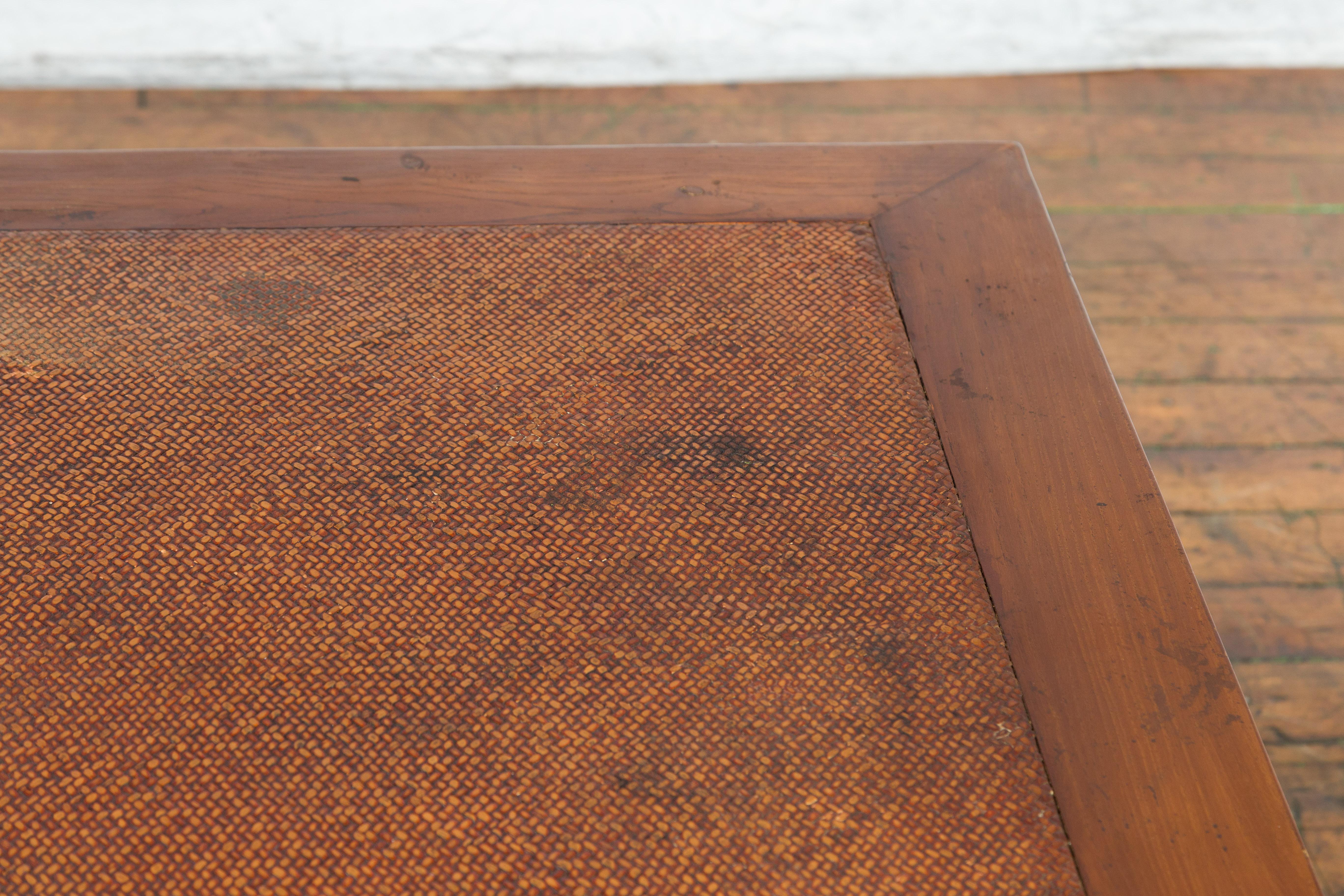 Table basse de lit en bois d'Elmwoods de la Dynasty chinoise avec plateau en rotin tressé à la main en vente 3