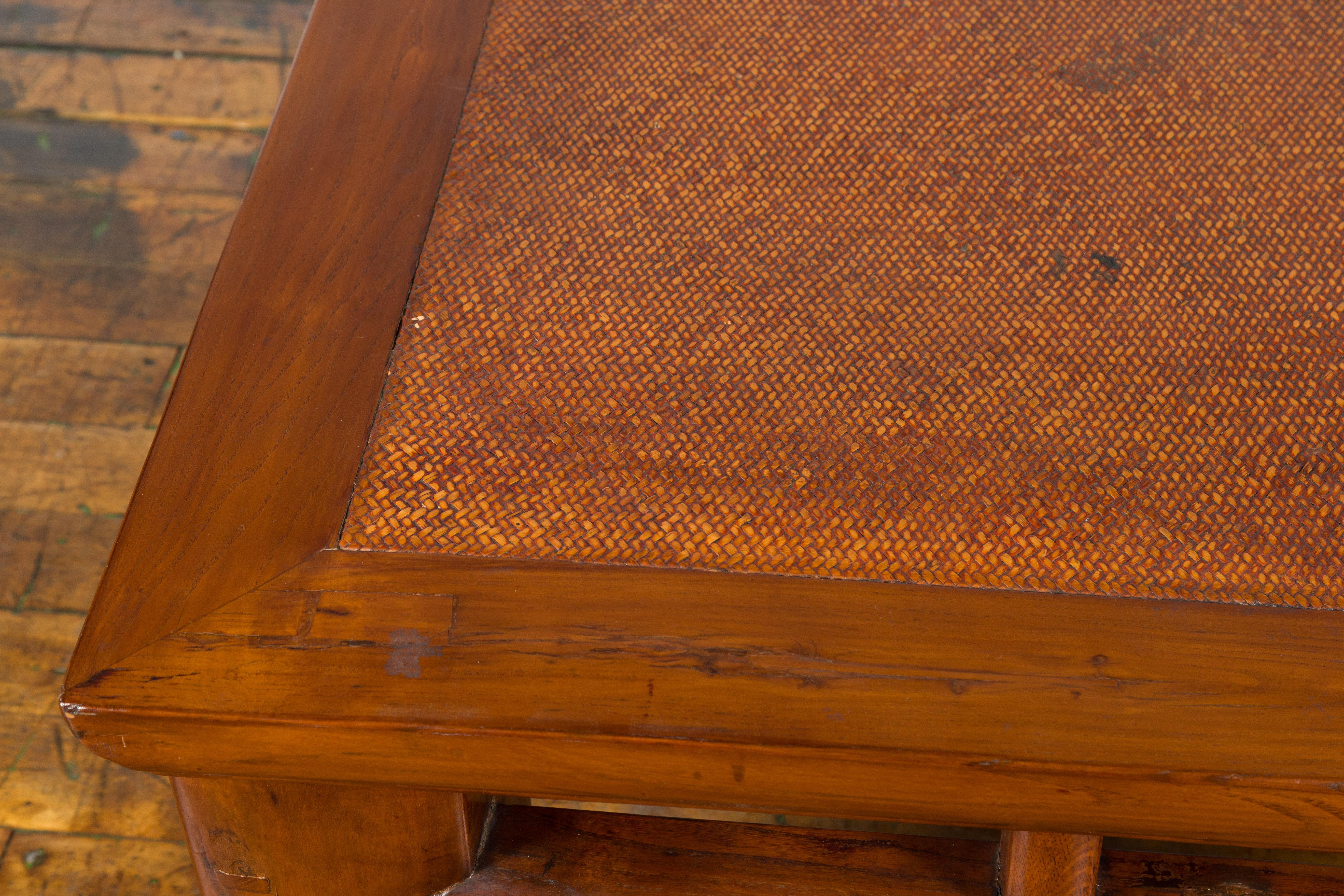 Table basse de lit en bois d'Elmwoods de la Dynasty chinoise avec plateau en rotin tressé à la main en vente 4
