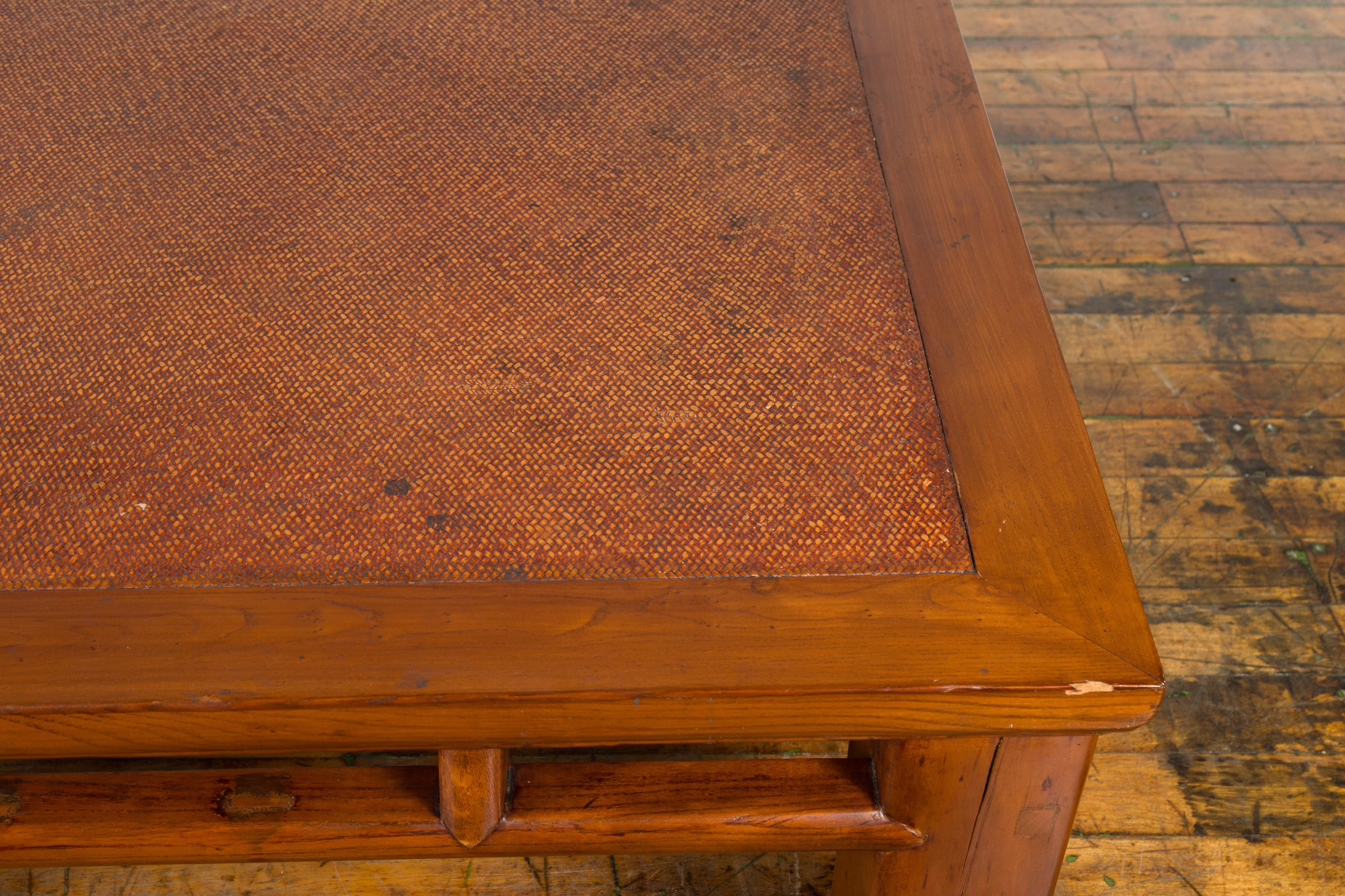 Table basse de lit en bois d'Elmwoods de la Dynasty chinoise avec plateau en rotin tressé à la main en vente 5