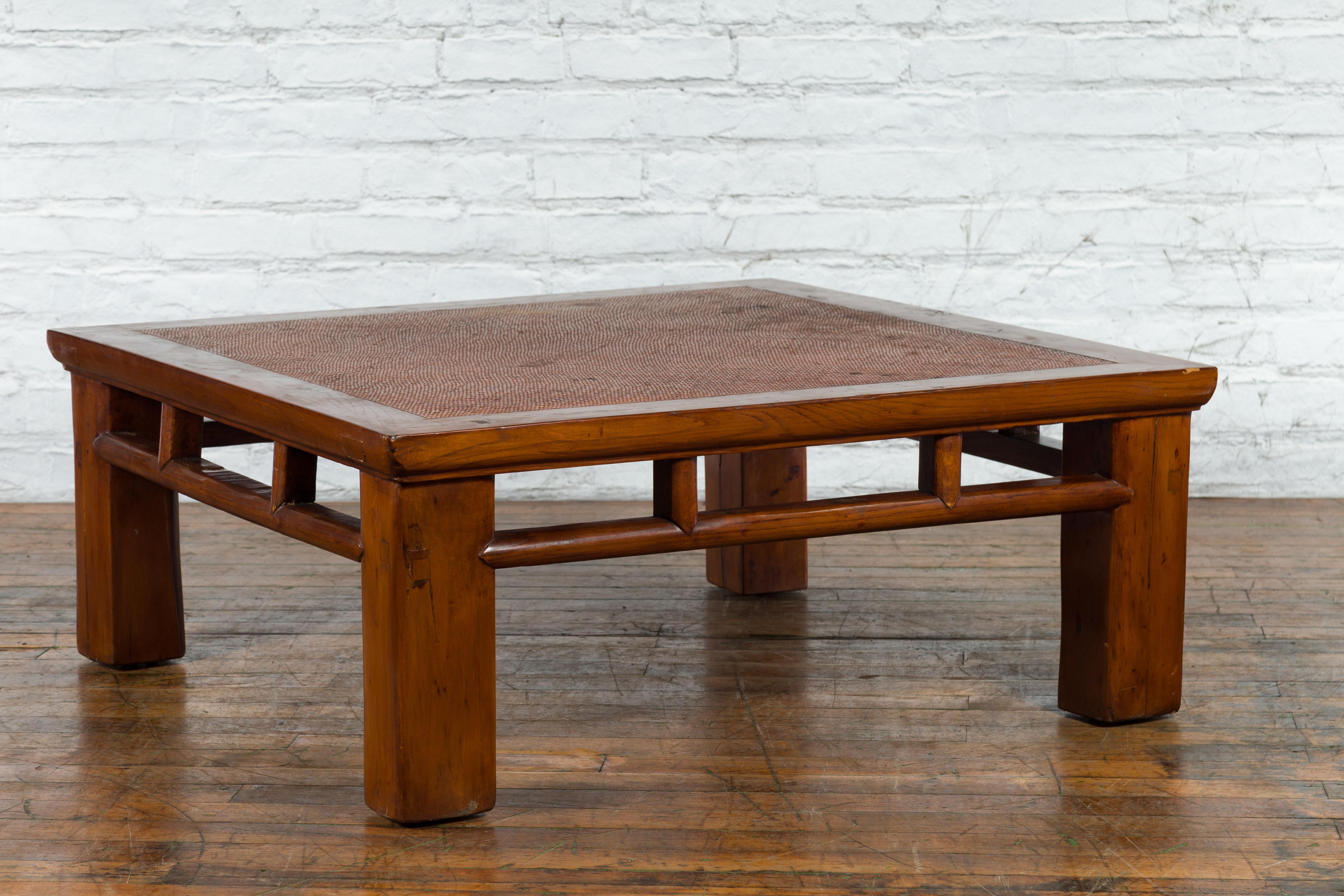Table basse de lit en bois d'Elmwoods de la Dynasty chinoise avec plateau en rotin tressé à la main en vente 7