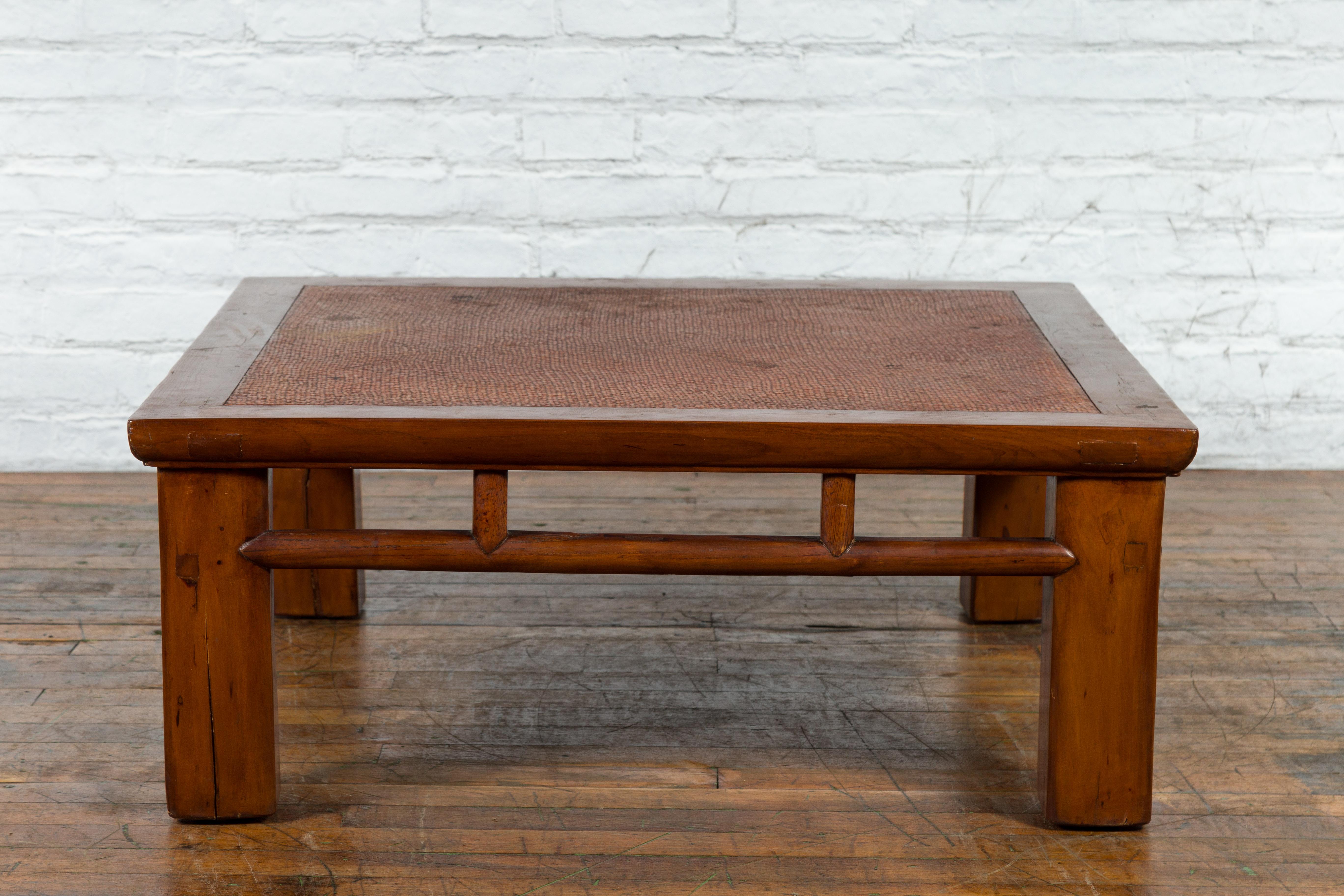 Table basse en bois d'Elmwoods avec plateau en rotin tressé à la main Dynasty en vente 8