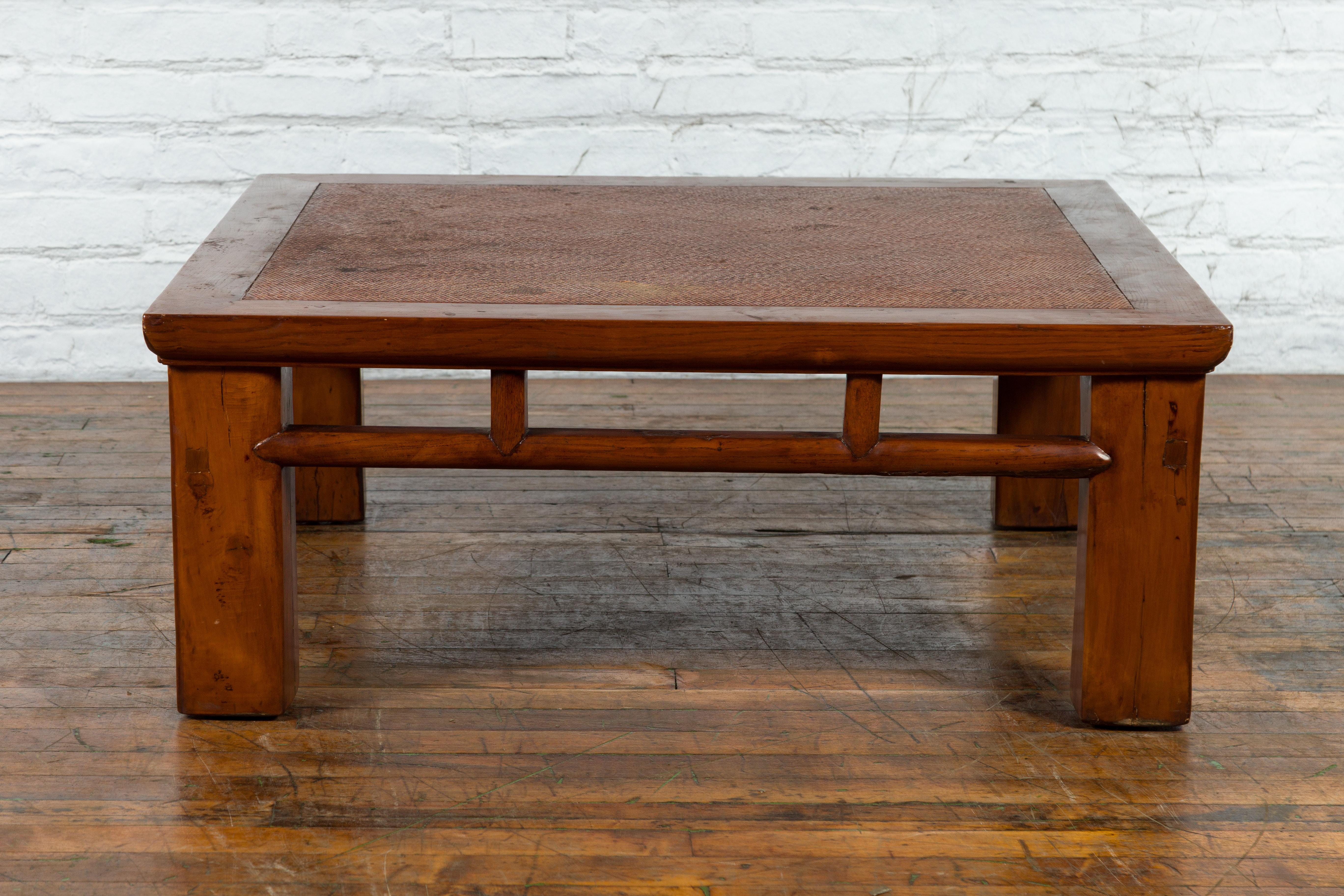 Table basse de lit en bois d'Elmwoods de la Dynasty chinoise avec plateau en rotin tressé à la main en vente 9
