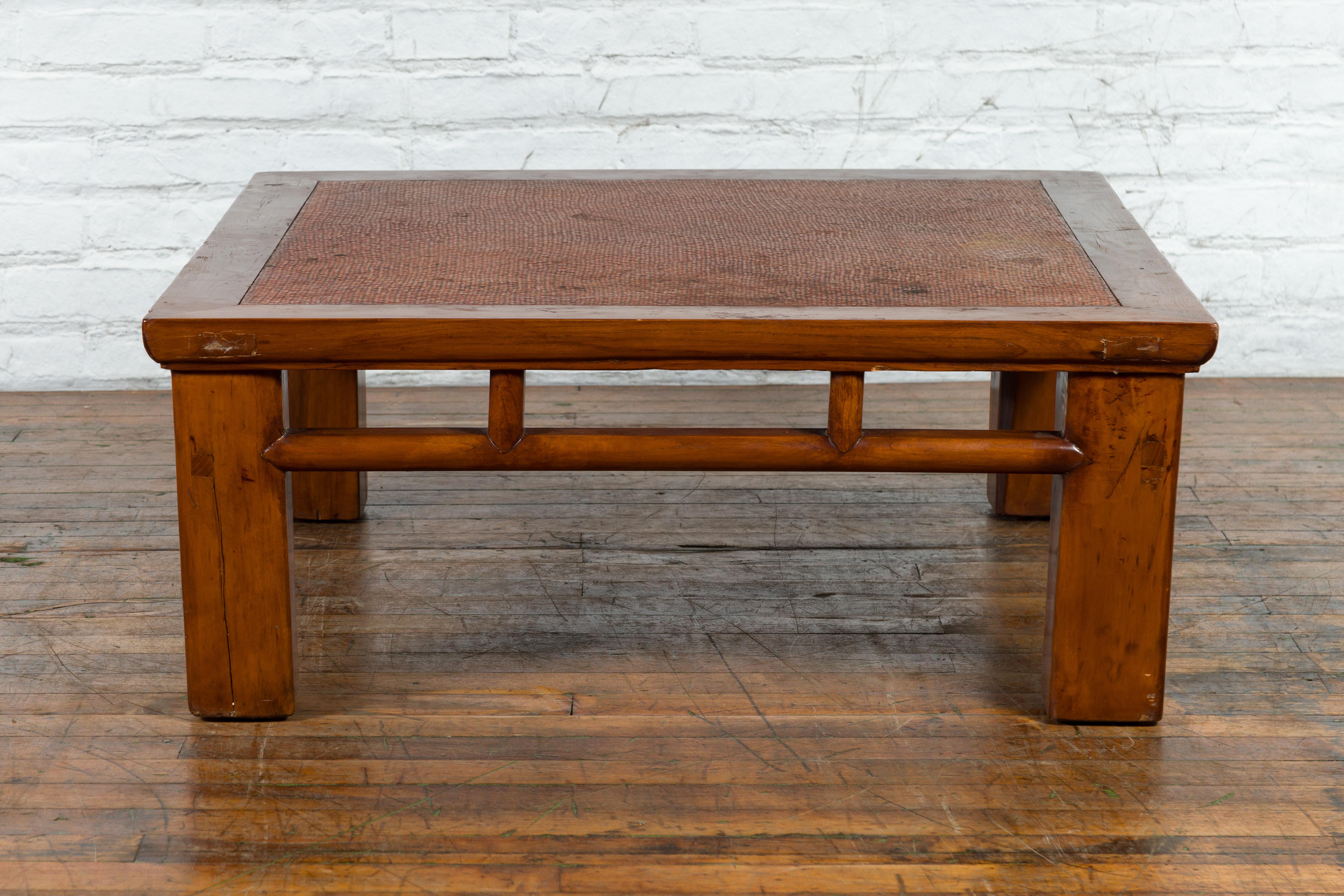 Table basse de lit en bois d'Elmwoods de la Dynasty chinoise avec plateau en rotin tressé à la main en vente 10