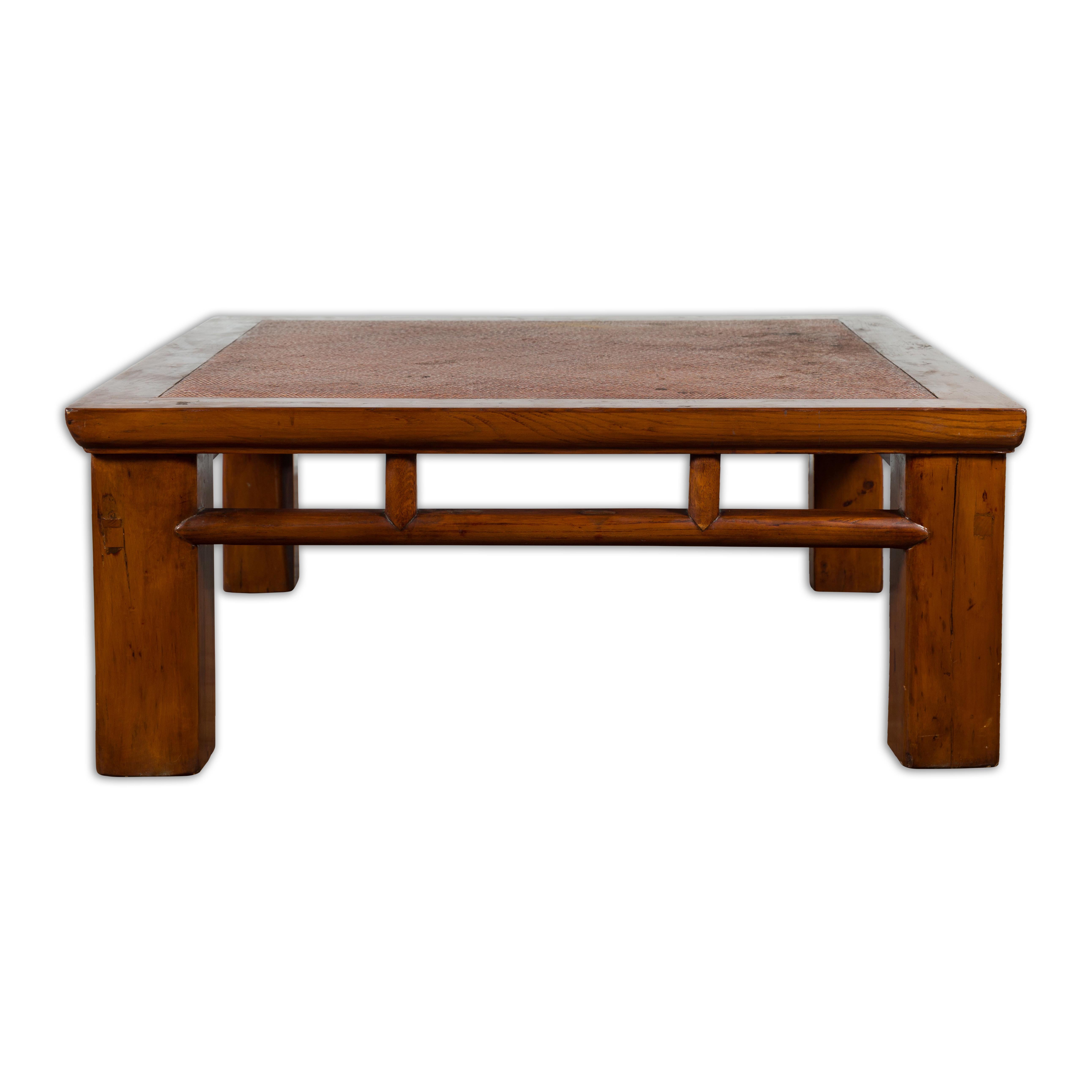 Table basse de lit en bois d'Elmwoods de la Dynasty chinoise avec plateau en rotin tressé à la main en vente 11