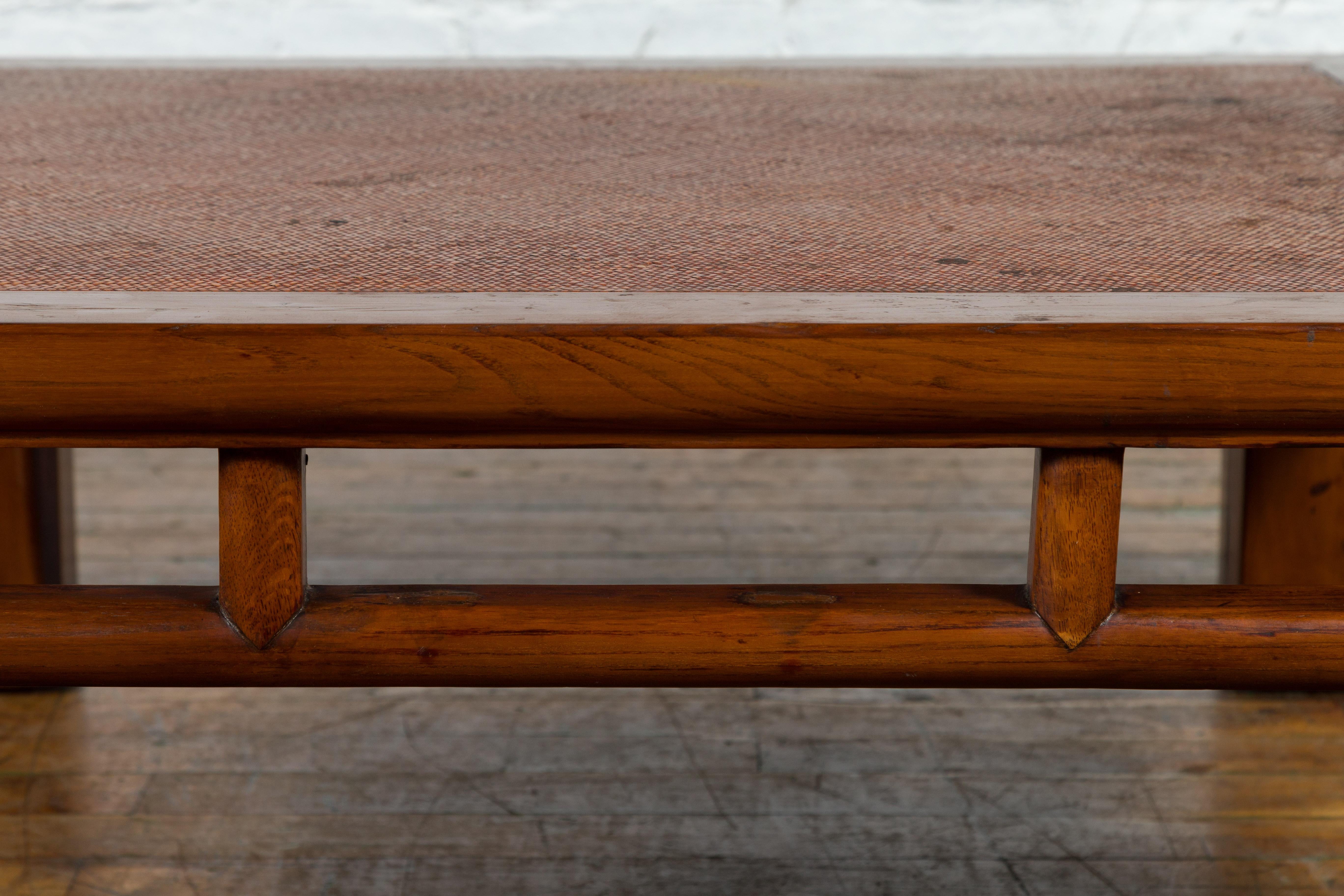 Rotin Table basse en bois d'Elmwoods avec plateau en rotin tressé à la main Dynasty en vente
