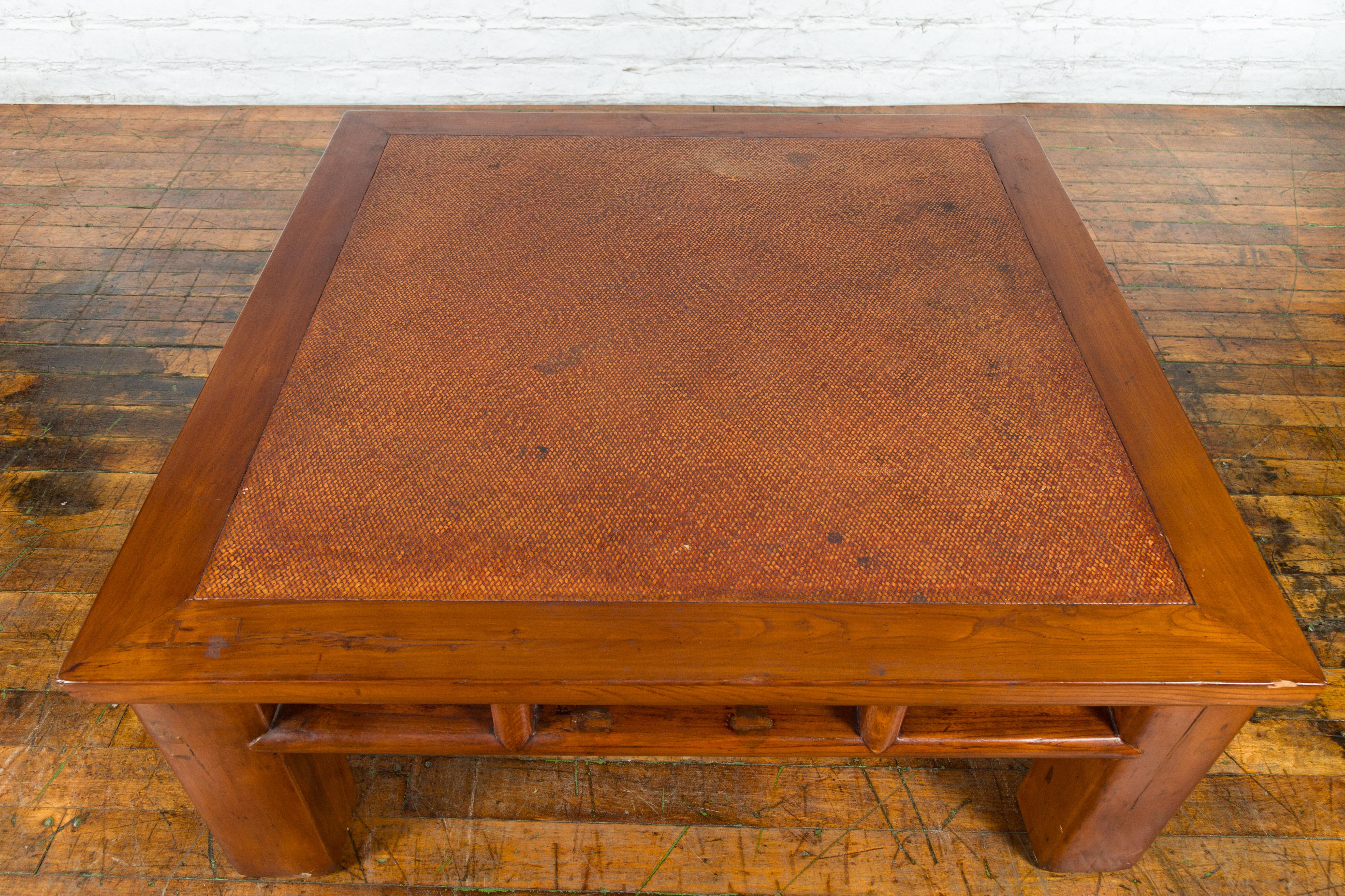 Table basse de lit en bois d'Elmwoods de la Dynasty chinoise avec plateau en rotin tressé à la main en vente 1