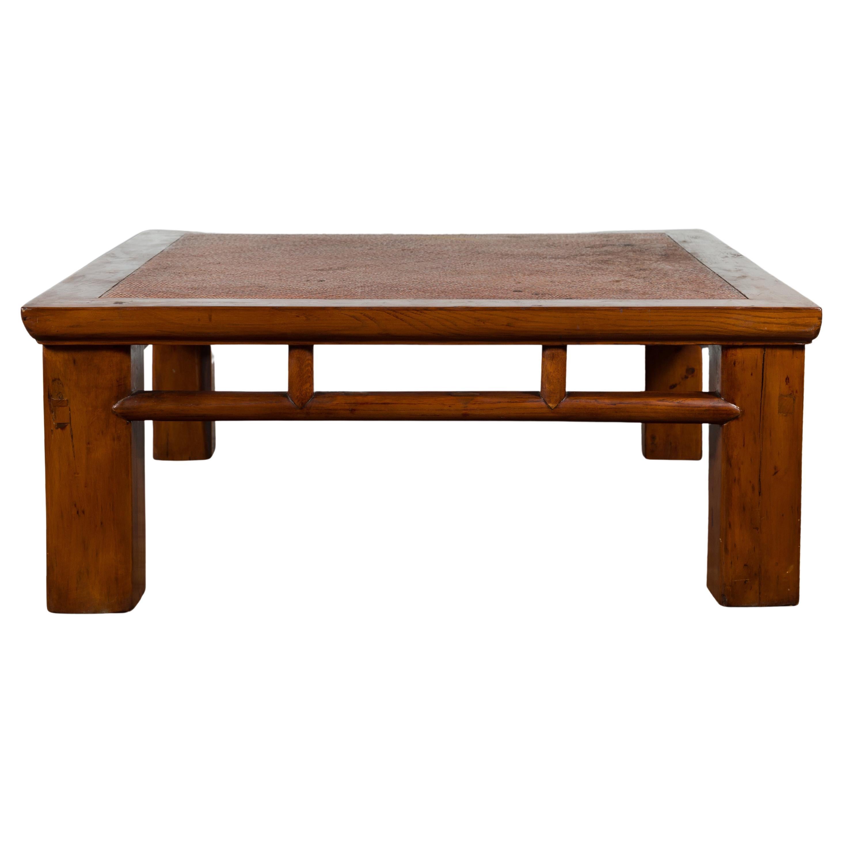 Table basse de lit en bois d'Elmwoods de la Dynasty chinoise avec plateau en rotin tressé à la main en vente