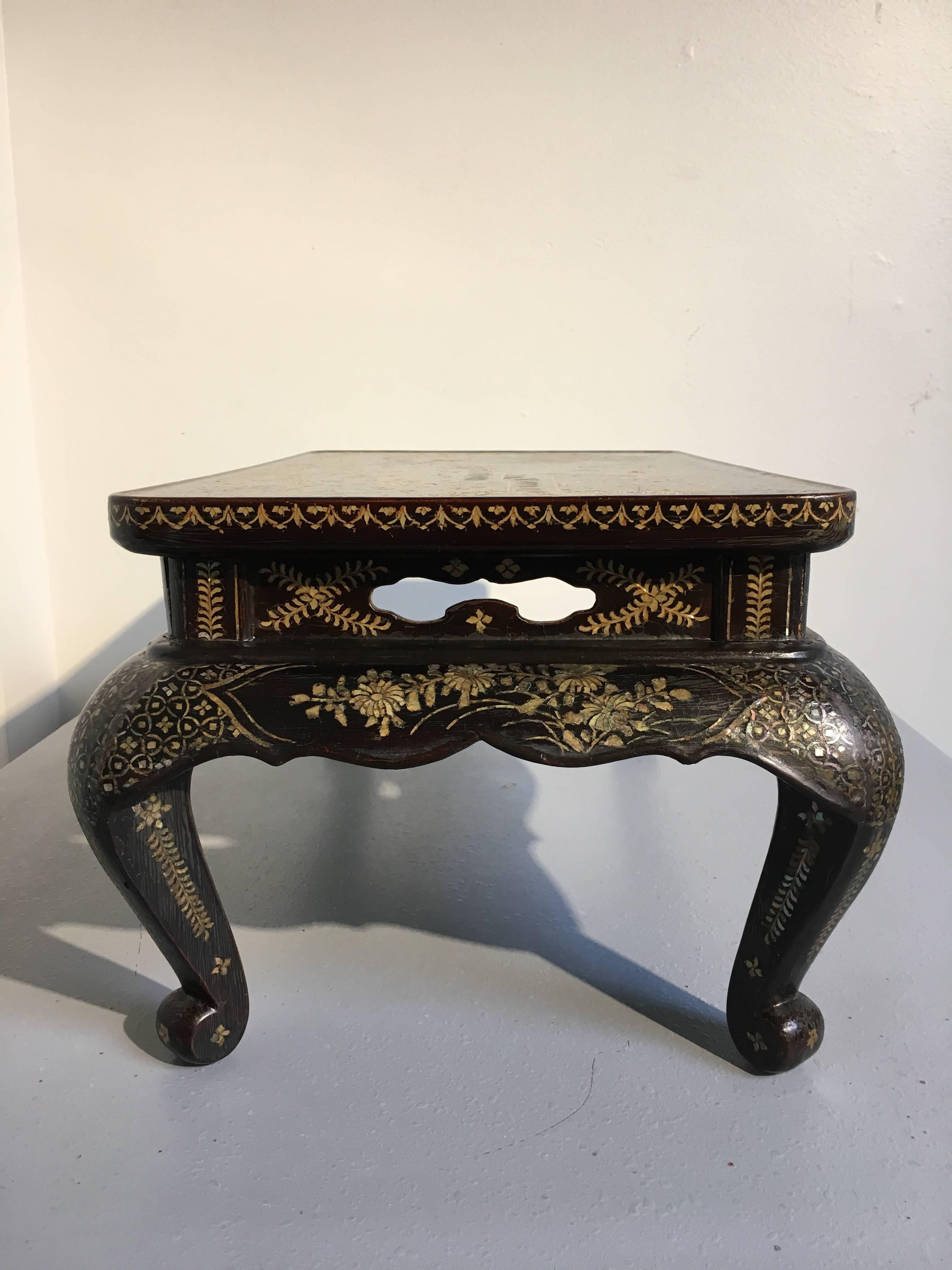 Qing Dynasty Chinese Lacquer and Mother-of-Pearl Small Table, 18th-19th Century In Good Condition In Austin, TX