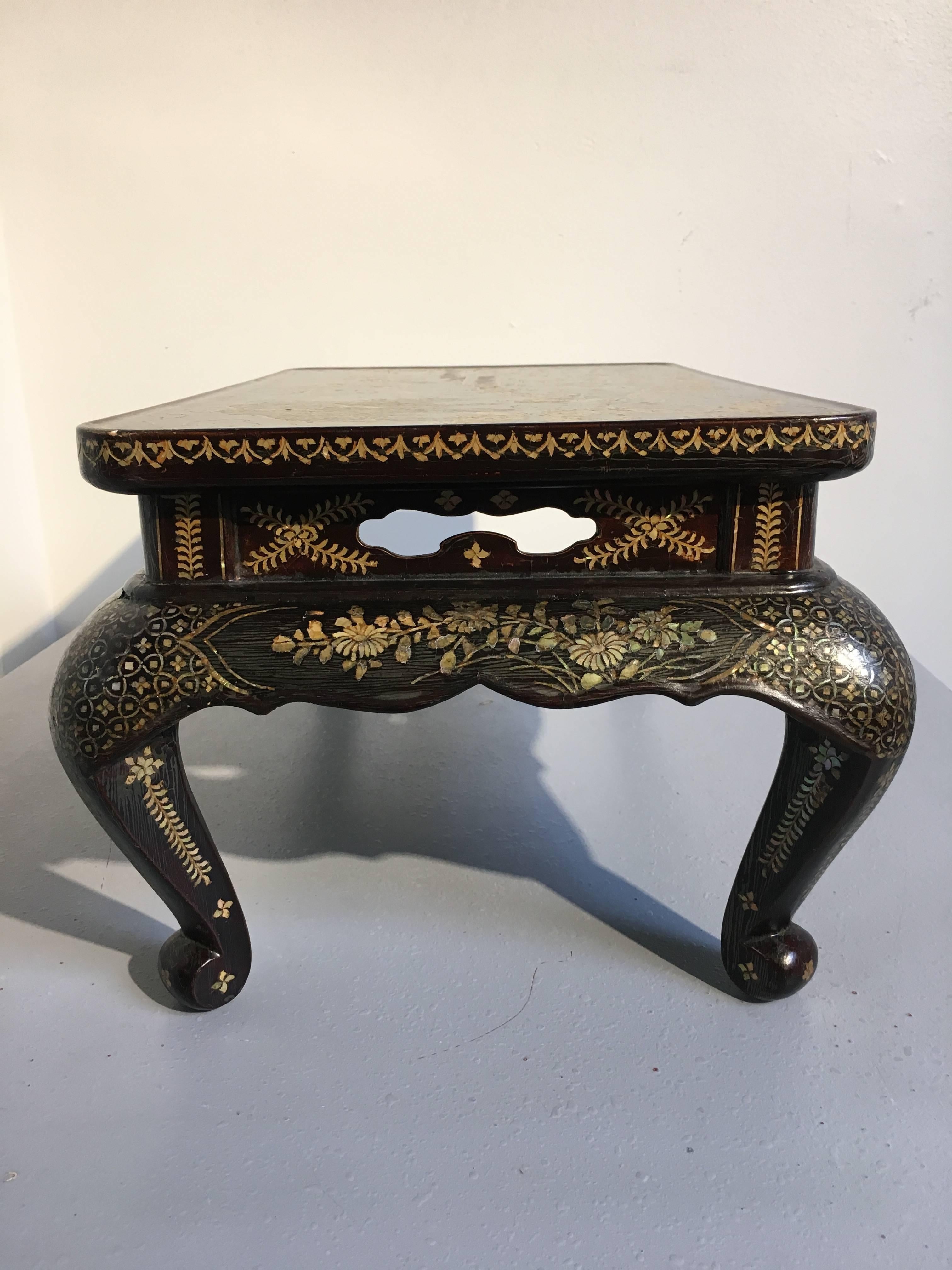 Qing Dynasty Chinese Lacquer and Mother-of-Pearl Small Table, 18th-19th Century 3