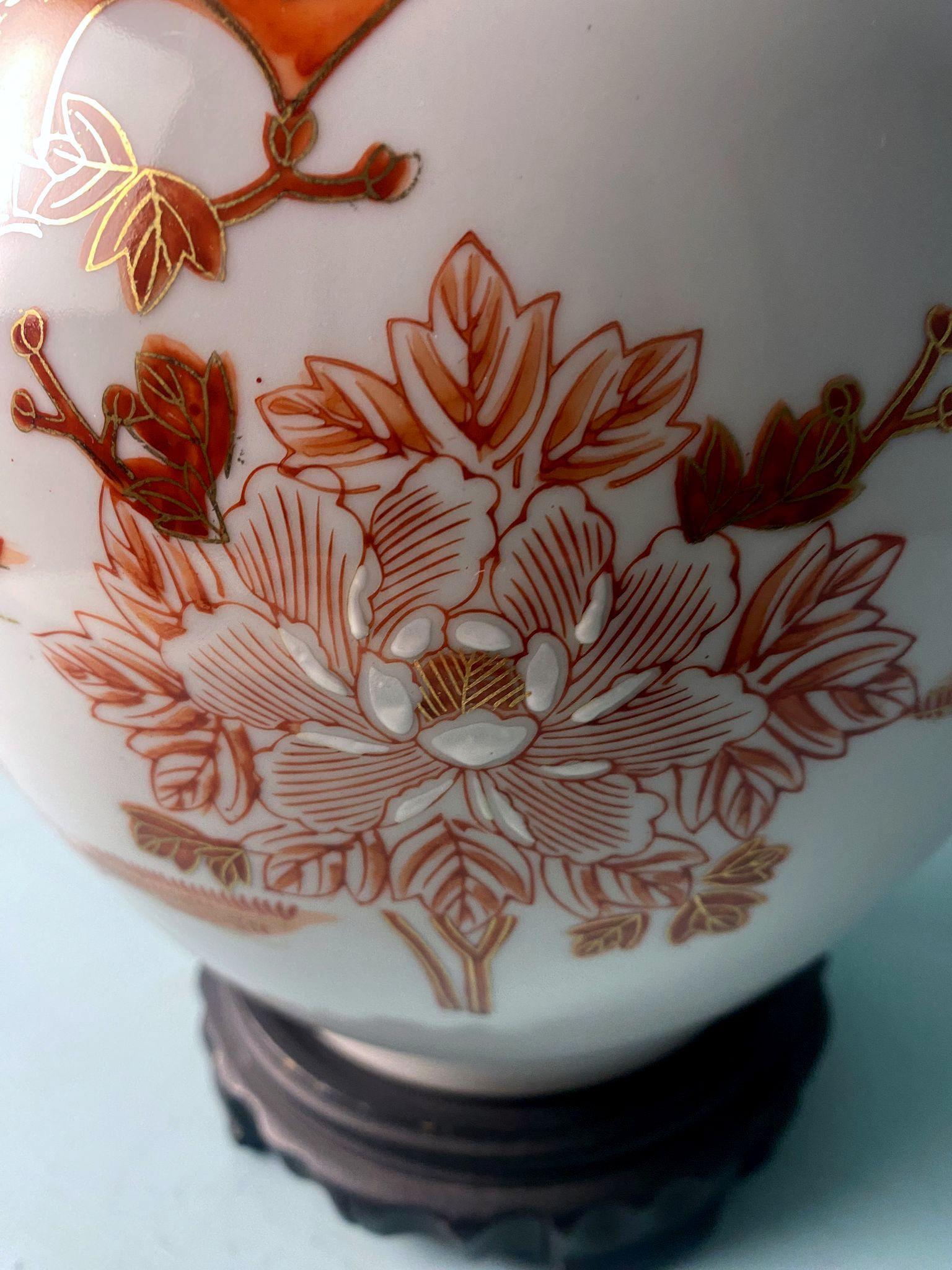 Qing Dynasty Chinese Porcelain Lamp with Decorations and  Base Without Lampshade For Sale 5