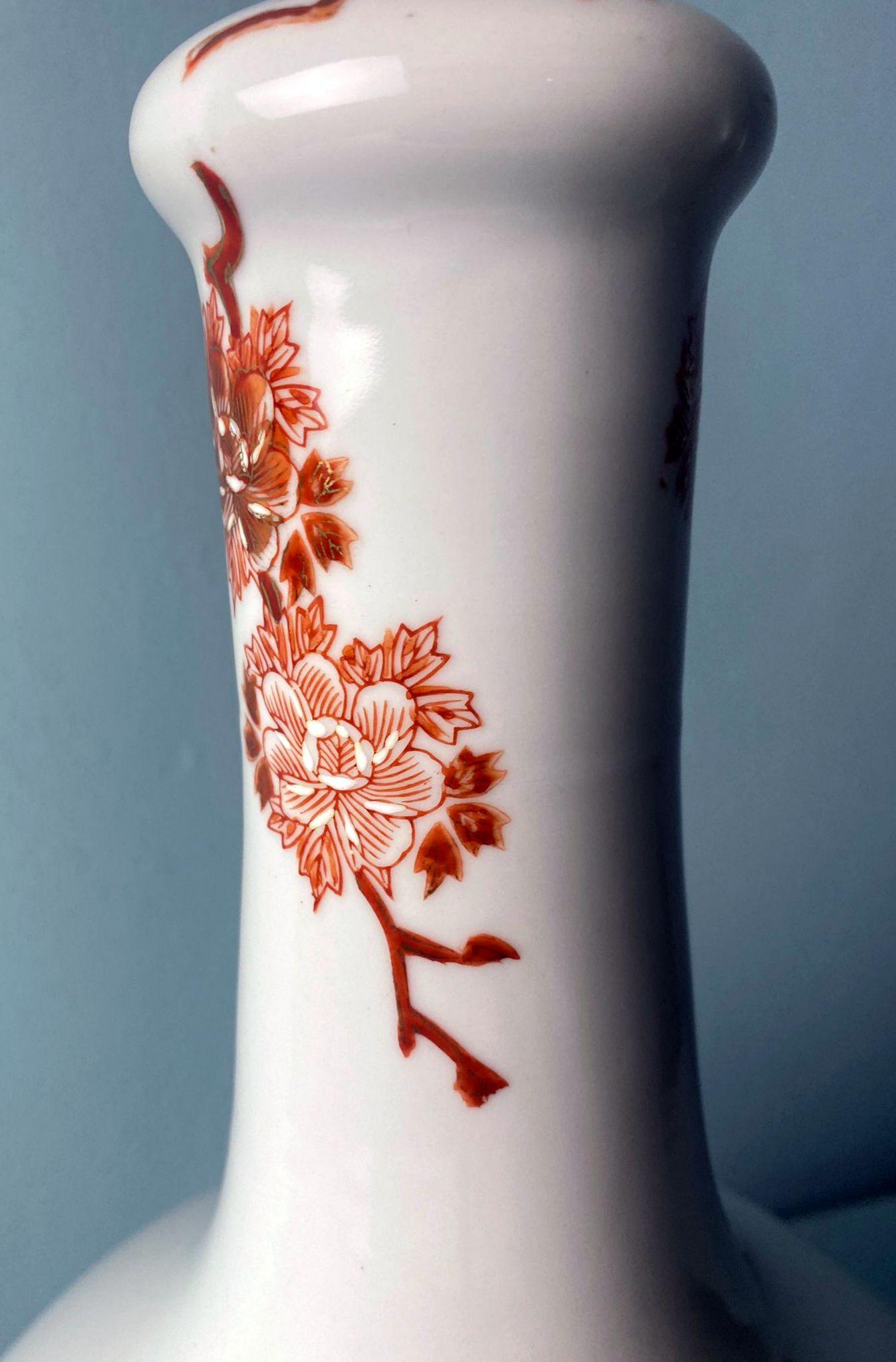 Qing Dynasty Chinese Porcelain Lamp with Decorations and  Base Without Lampshade For Sale 7