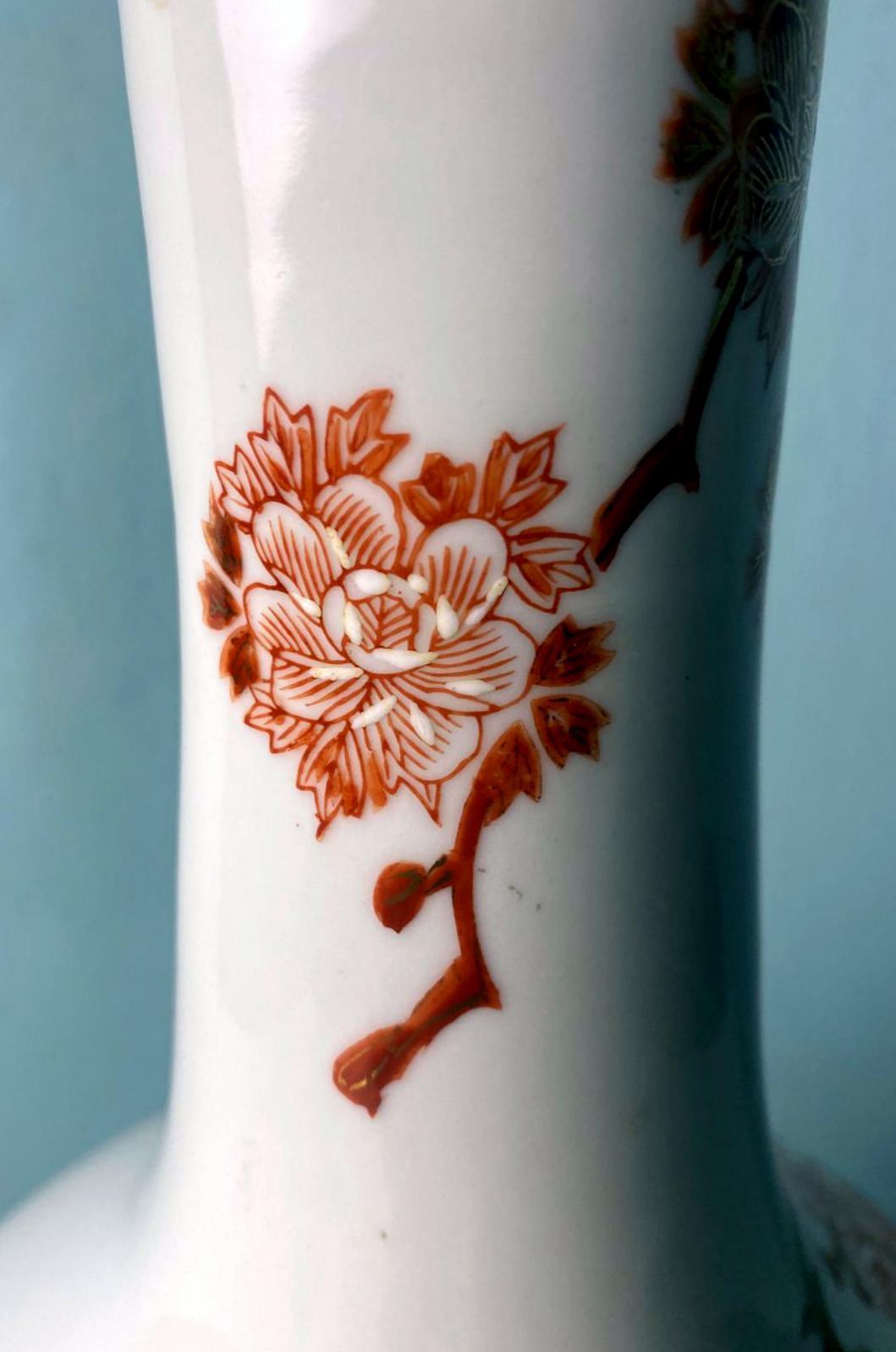 Qing Dynasty Chinese Porcelain Lamp with Decorations and  Base Without Lampshade For Sale 8
