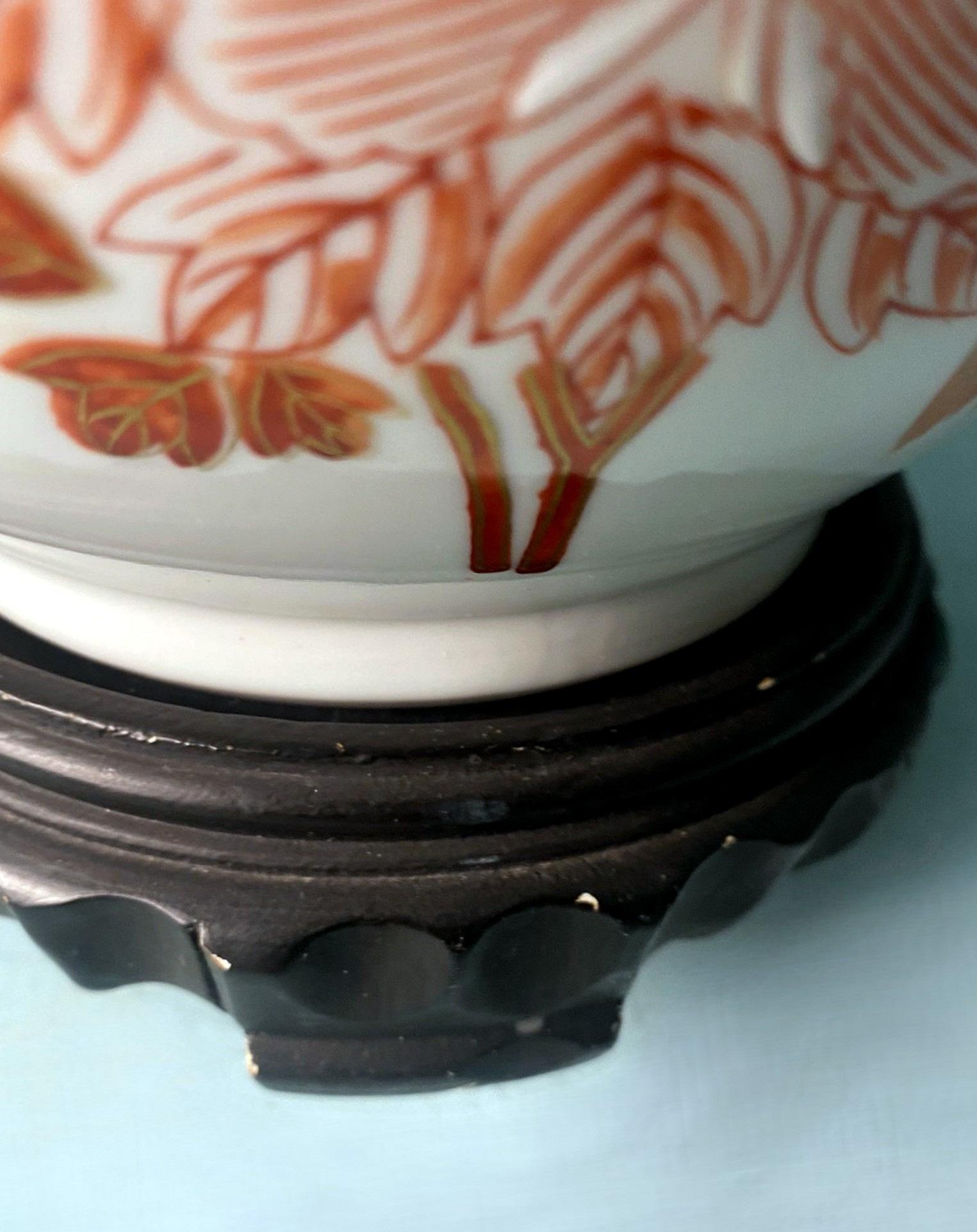 Qing Dynasty Chinese Porcelain Lamp with Decorations and  Base Without Lampshade For Sale 11