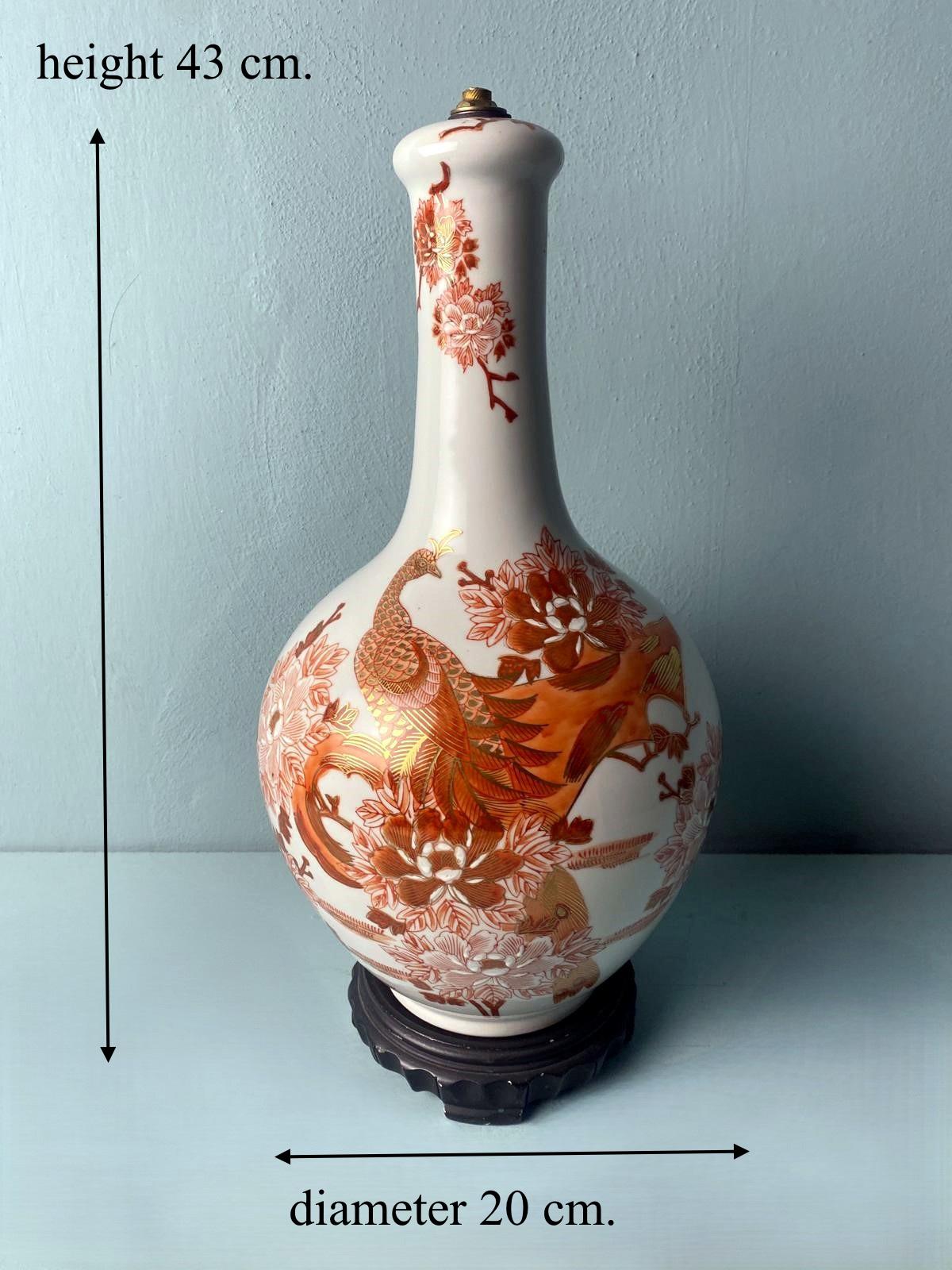 Qing Dynasty Chinese Porcelain Lamp with Decorations and  Base Without Lampshade For Sale 13