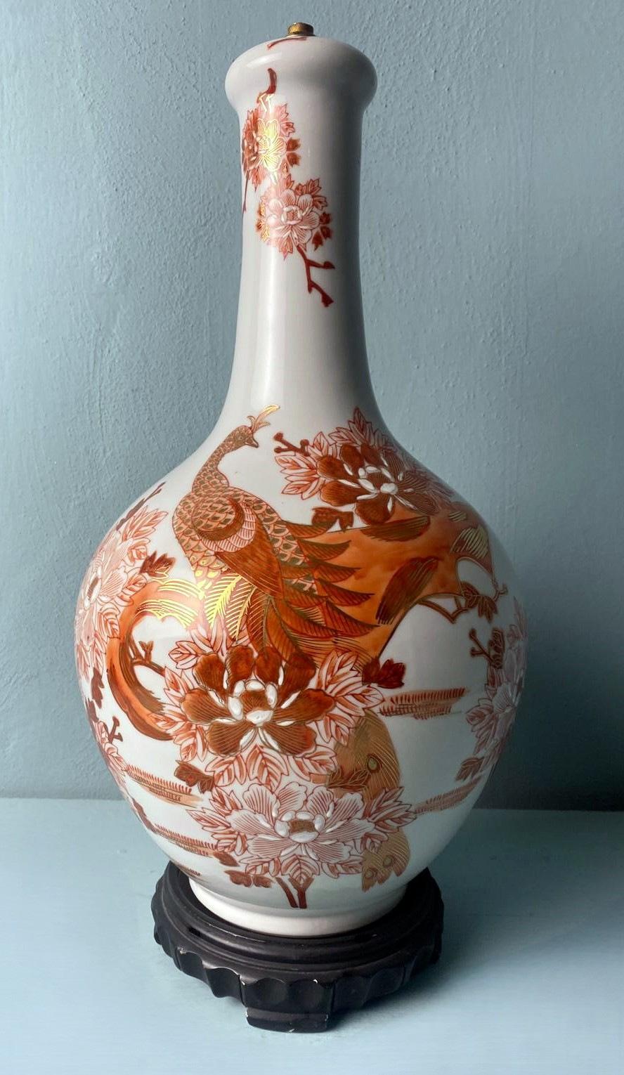 We kindly invite you to read the full description, as we aim to provide detailed technical and historical information to ensure the authenticity of our items.
This exquisite Chinese porcelain lamp is mounted on a finely crafted circular wooden base.