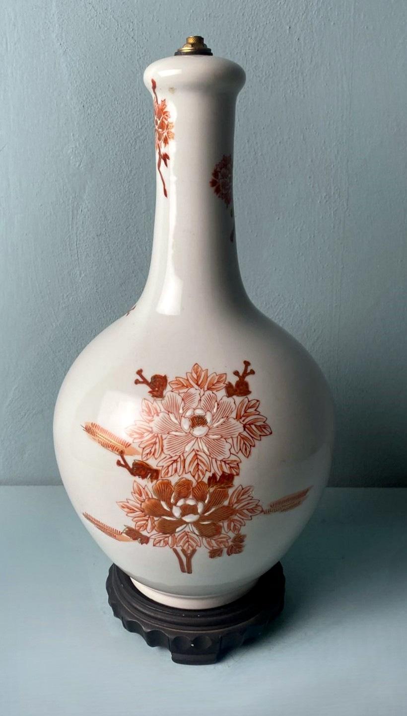 Hand-Crafted Qing Dynasty Chinese Porcelain Lamp with Decorations and  Base Without Lampshade For Sale