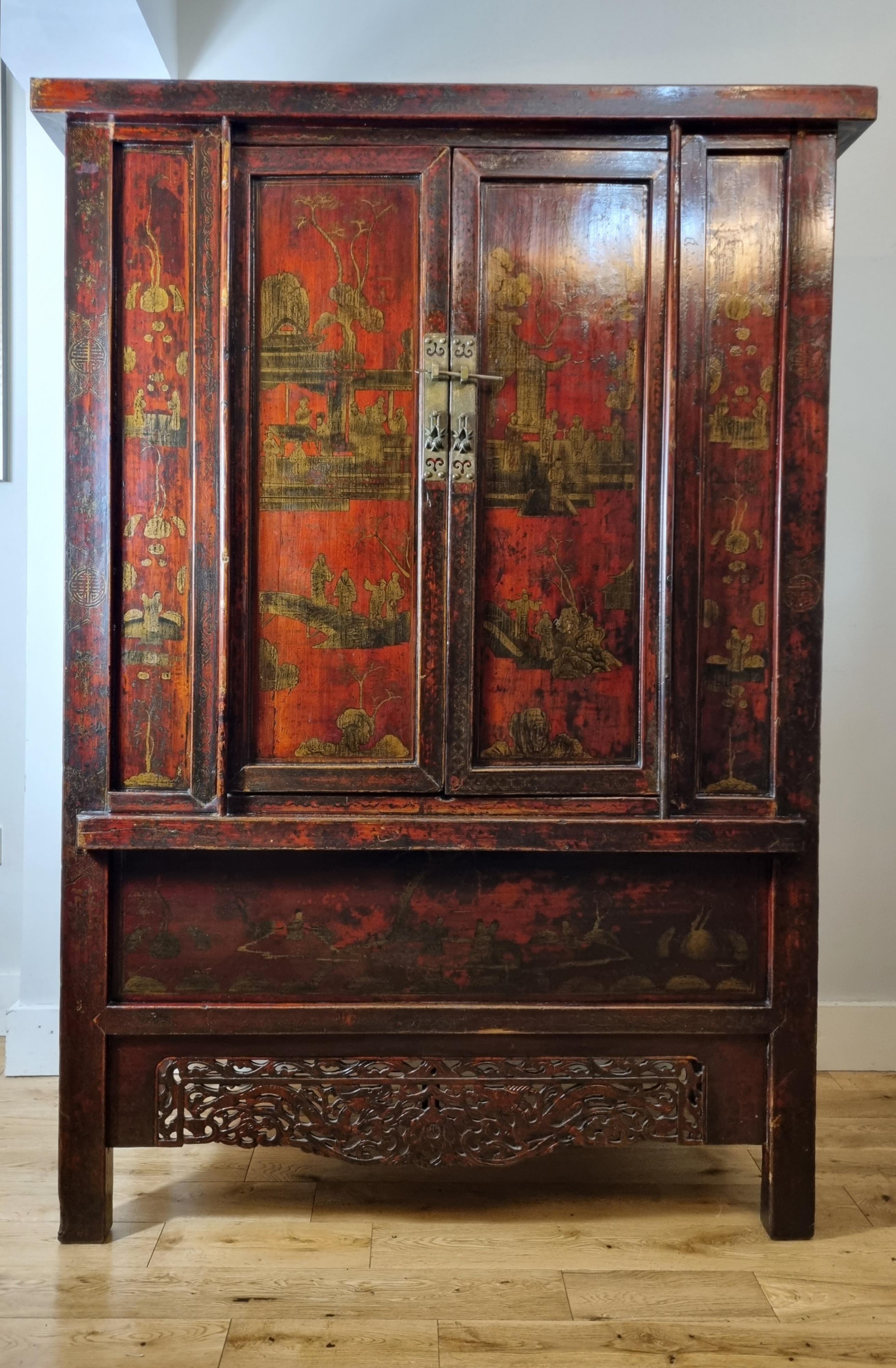 Chinesischer zweitüriger, rot lackierter Schrank aus Shanxi, China, 18. Jahrhundert, aus der Qing-Zeit.

Dieser atemberaubende Schrank ist mit Vergoldung und handgemalten Szenen auf den Paneelen verschönert, schön geschnitzt Schürze.

Der Schrank