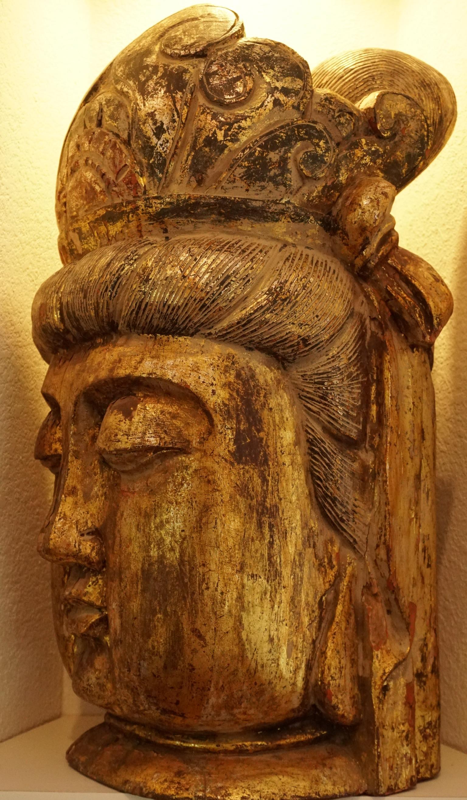 Chinois Figure en bois sculpté et doré d'une tête de Bouddha de la dynastie Qing en vente