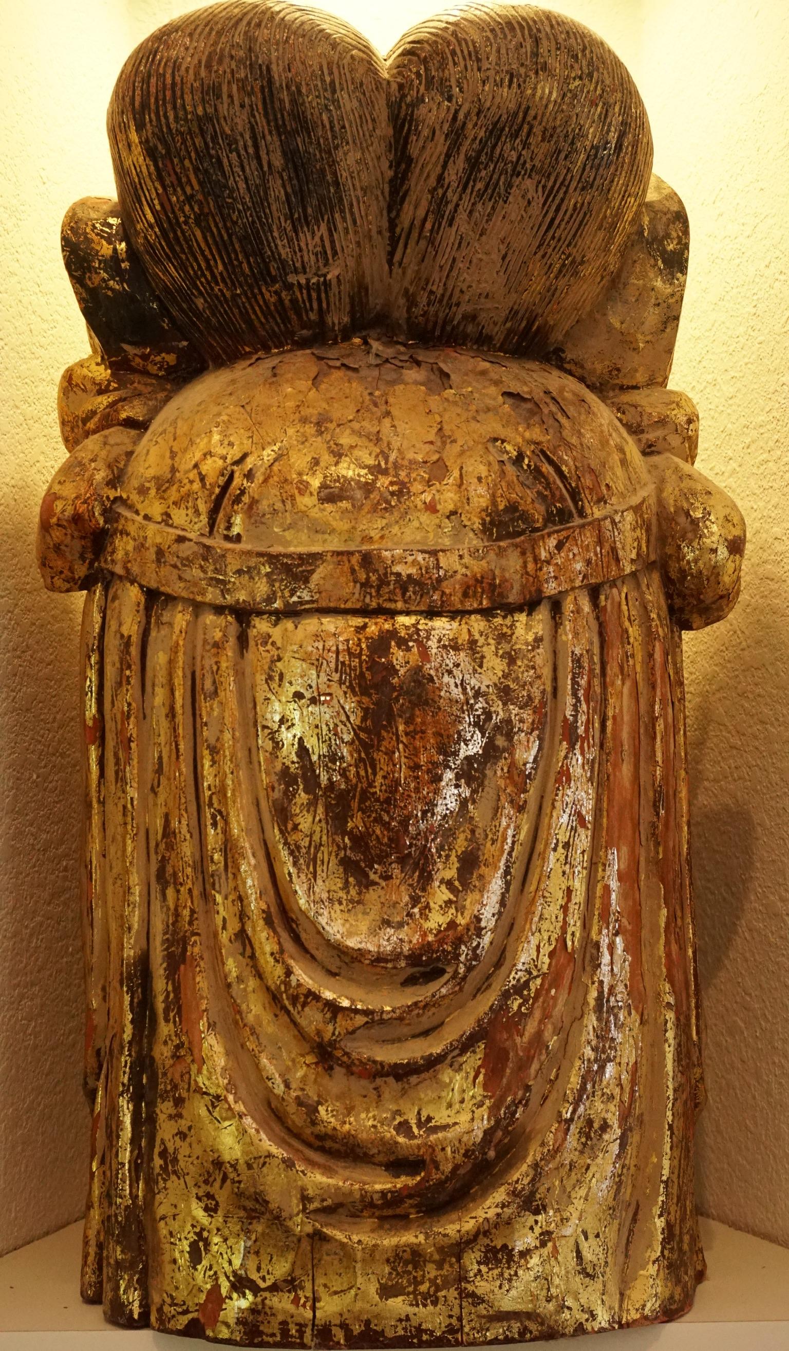 Figure en bois sculpté et doré d'une tête de Bouddha de la dynastie Qing Bon état - En vente à Dallas, TX