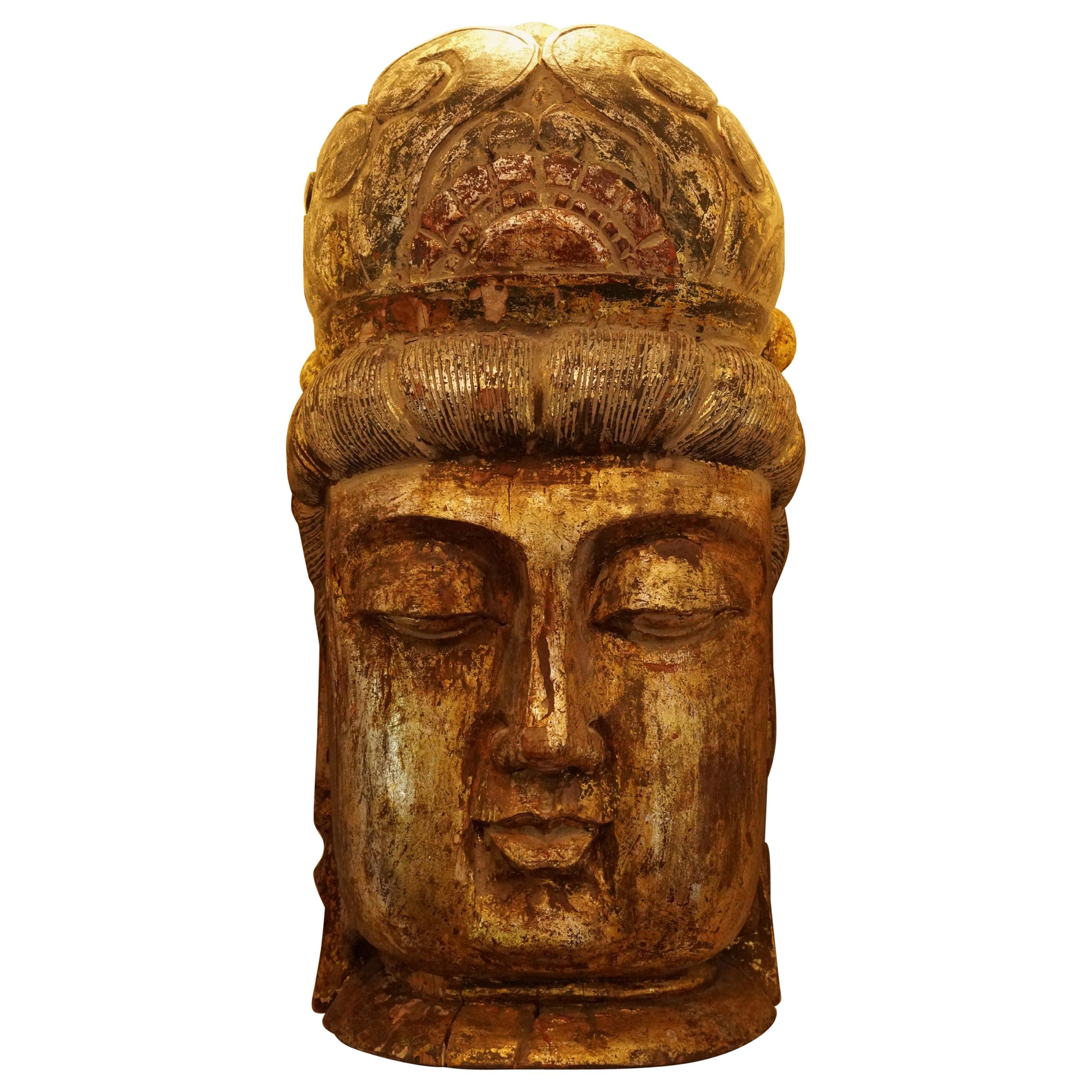 Figure en bois sculpté et doré d'une tête de Bouddha de la dynastie Qing en vente