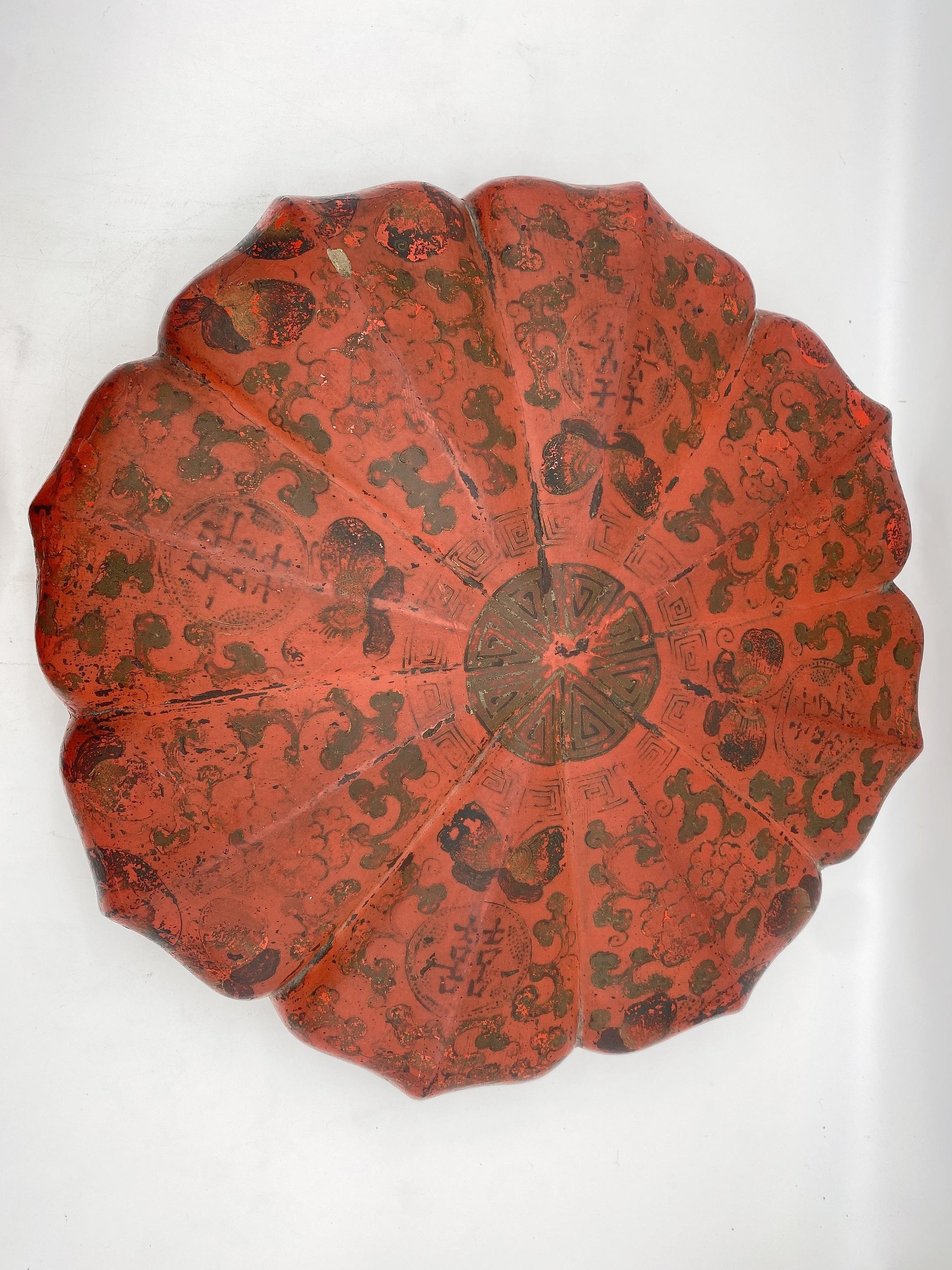 Boîte de présentation chinoise en bois laqué rouge de la Dynastie Qing en vente 5