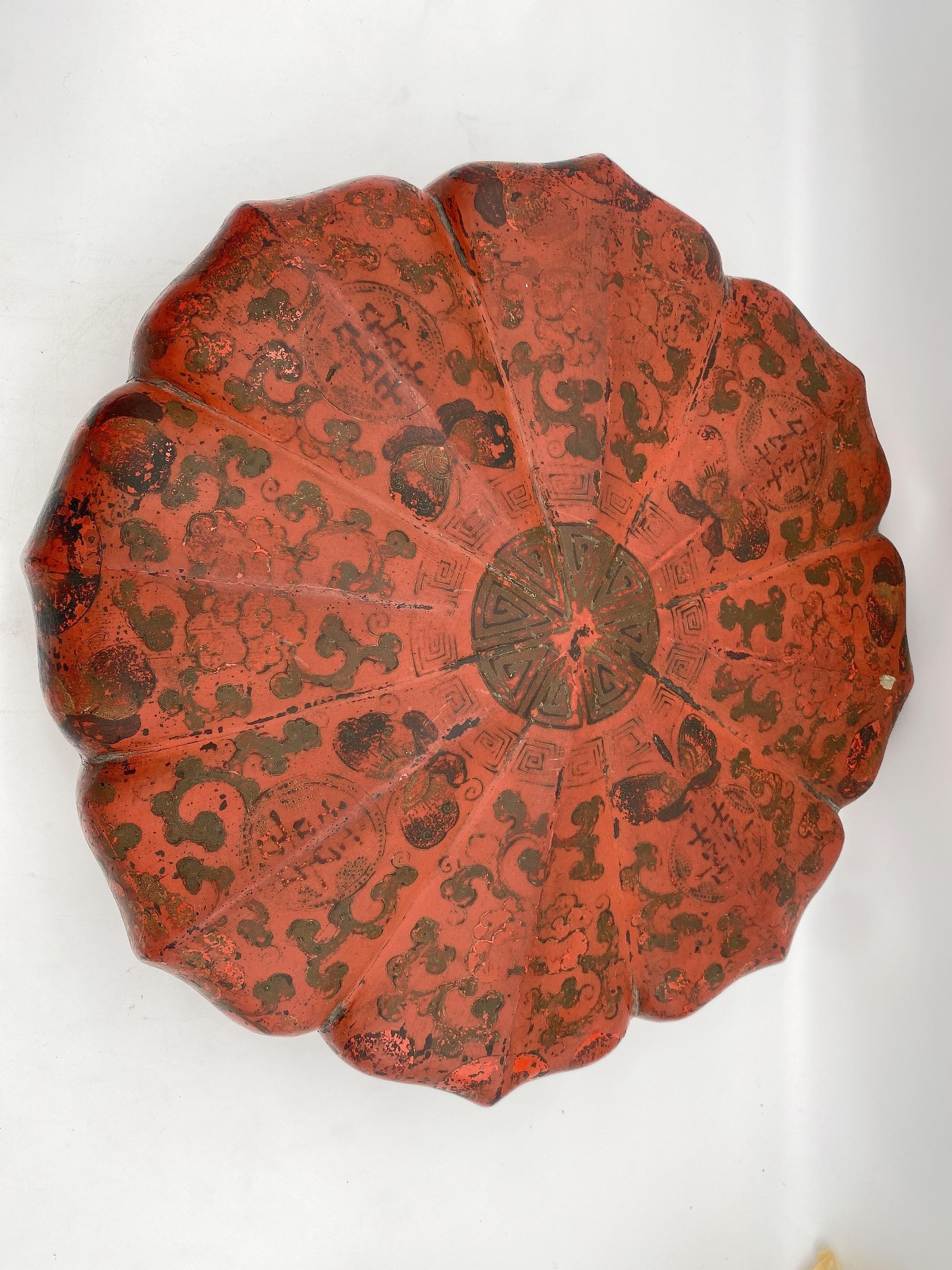 Boîte de présentation chinoise en bois laqué rouge de la Dynastie Qing en vente 13