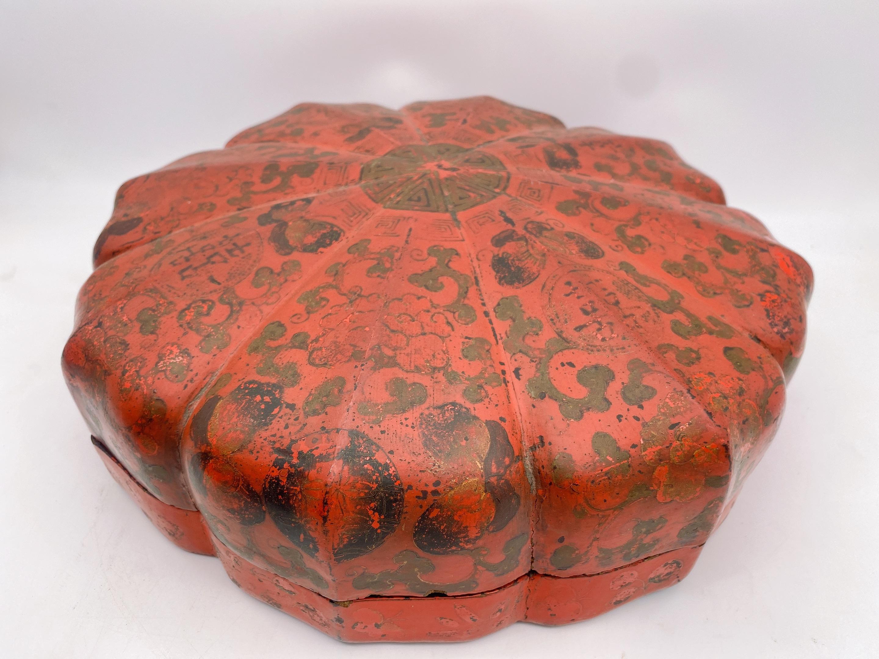 Boîte de présentation chinoise en bois laqué rouge de la Dynastie Qing Bon état - En vente à Brea, CA