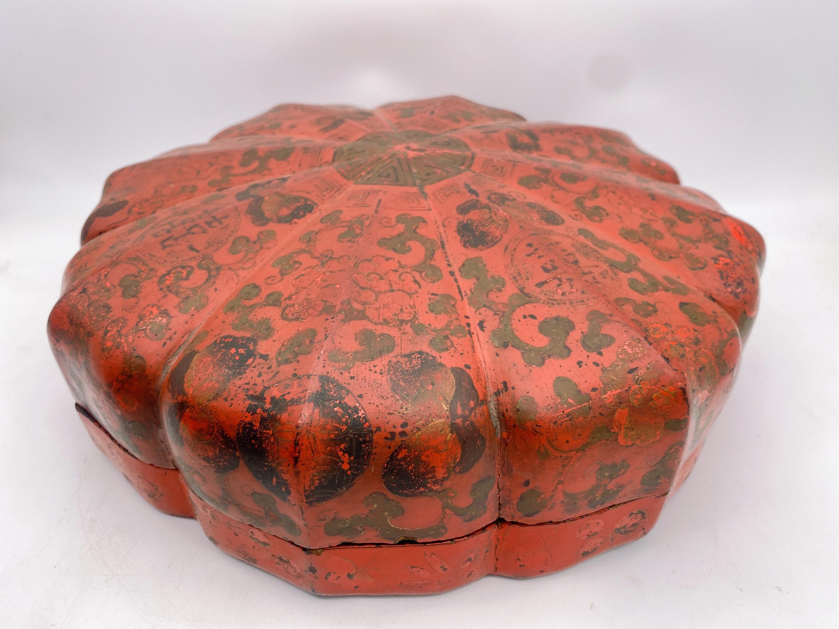 Boîte de présentation chinoise en bois laqué rouge de la Dynastie Qing en vente 1