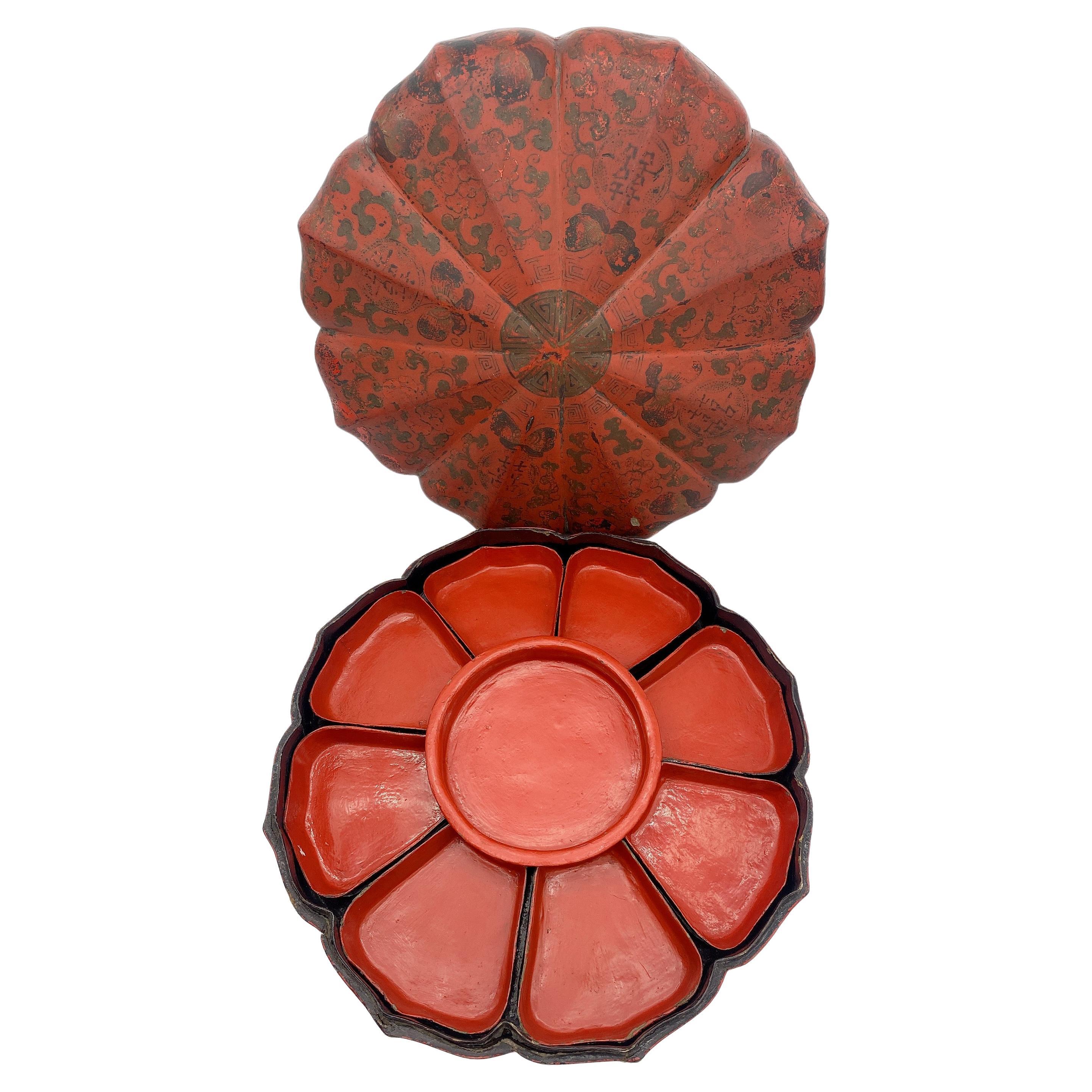 Boîte de présentation chinoise en bois laqué rouge de la Dynastie Qing