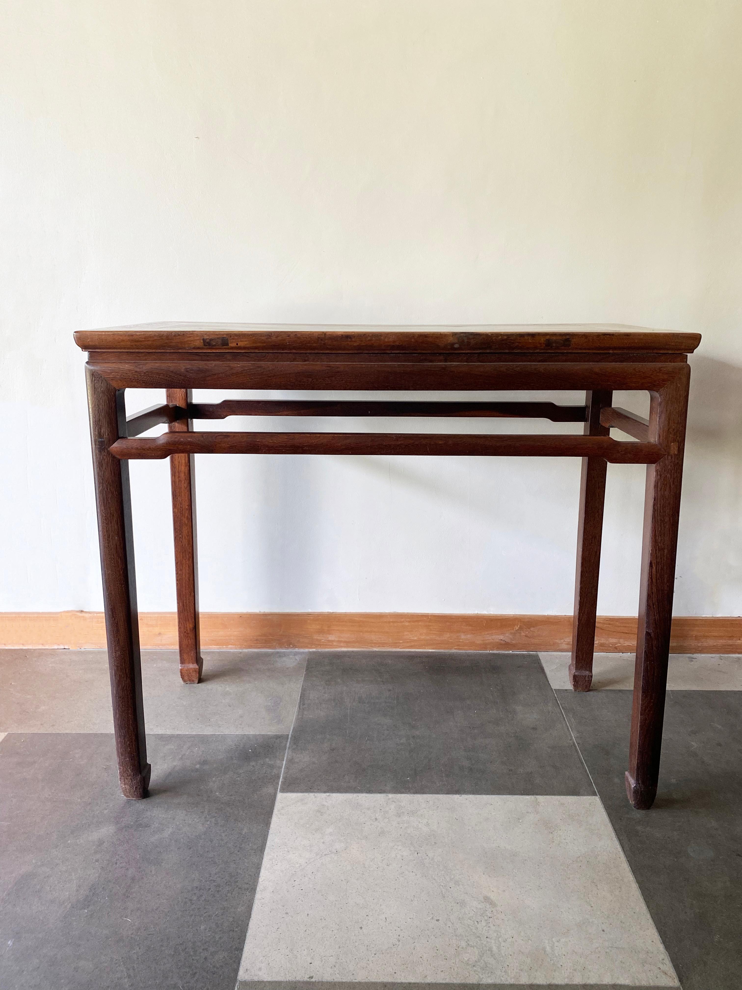 Autre Table console de la dynastie Qing en bois de fer  en vente