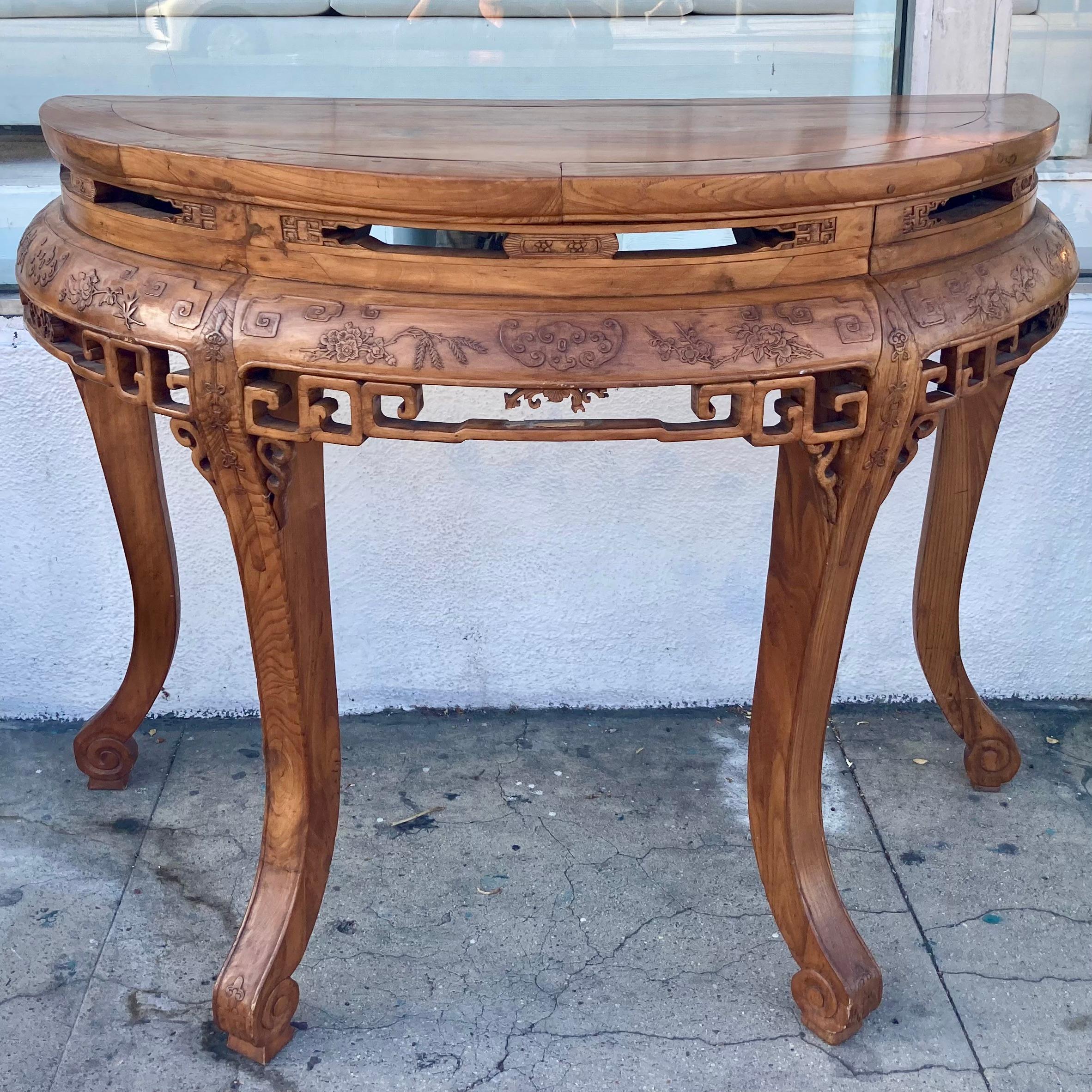 Console demi-lune de la dynastie Qing. Achetez notre deuxième liste et obtenez une grande table centrale ronde, car elles s'emboîtent l'une dans l'autre. Vous pouvez aussi acheter notre deuxième liste et avoir une paire de consoles. Magnifiques