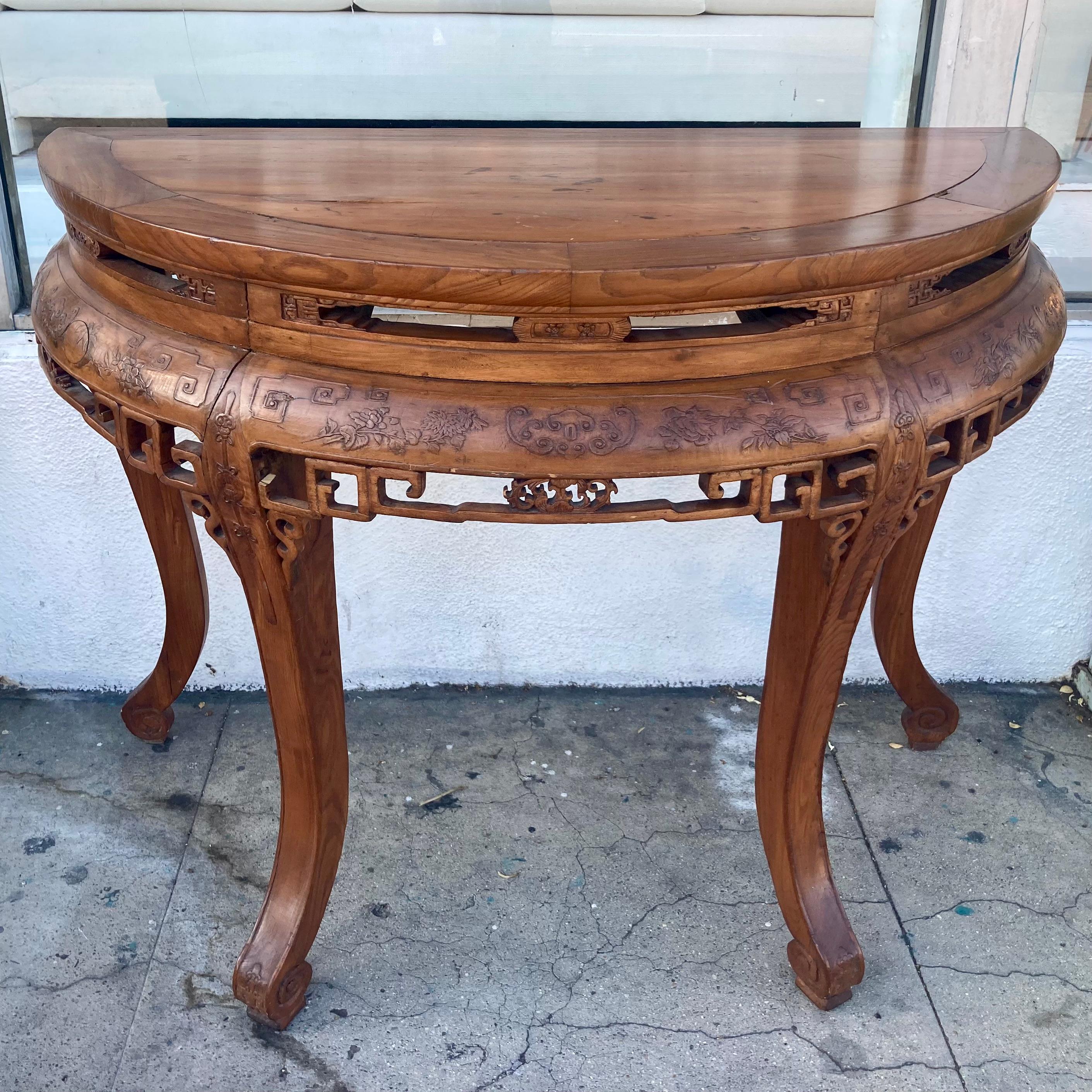 Console demi lune della dinastia Qing. Abbiamo una seconda console disponibile. Acquistali entrambi e avrai un grande tavolo centrale rotondo. Si incastrano perfettamente tra loro. Oppure, acquistali entrambi e avrai una coppia di console. Splendidi