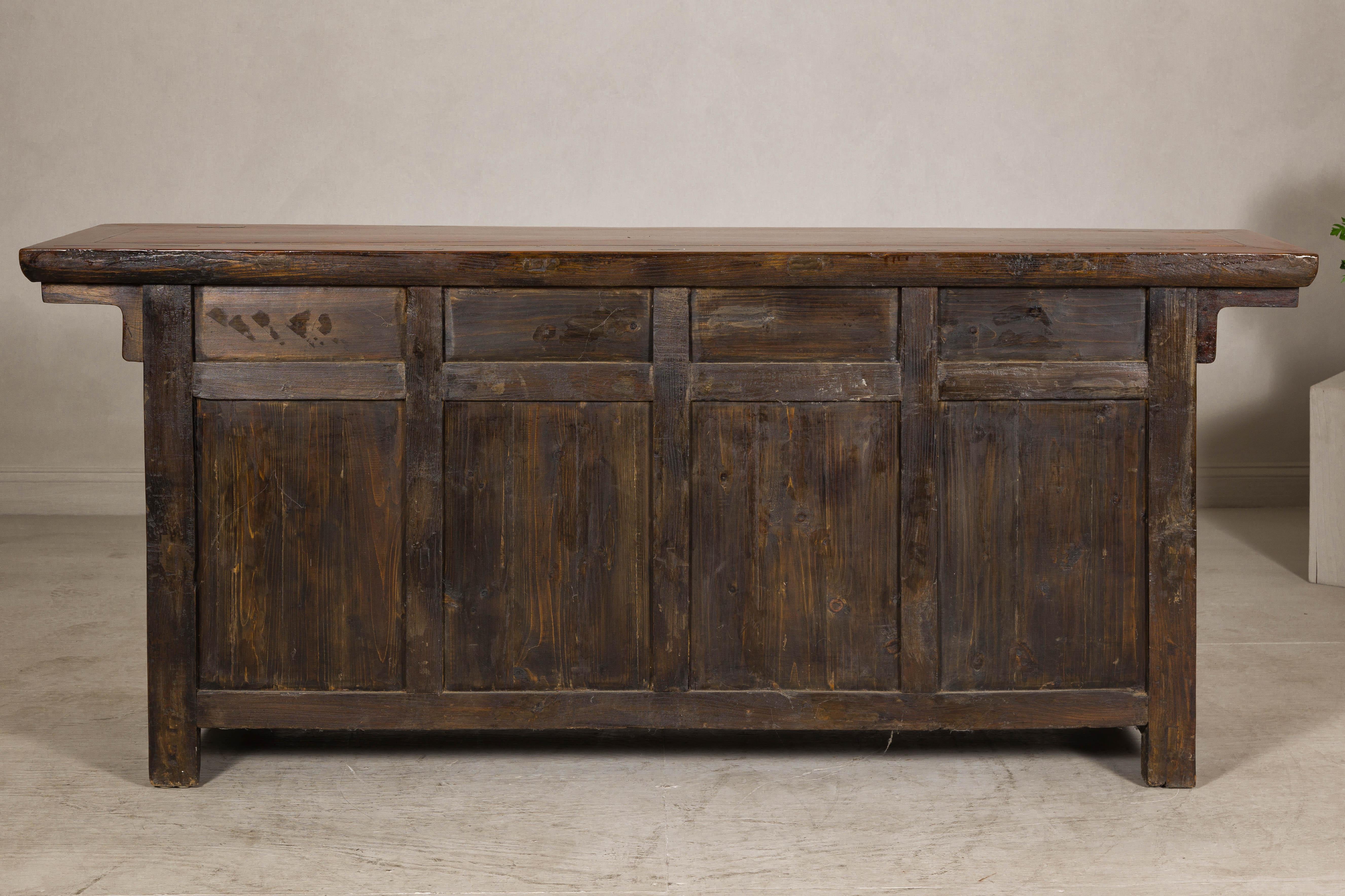 Aparador de olmo de la dinastía Qing en laca miel con cuatro puertas y herrajes de latón en venta 3