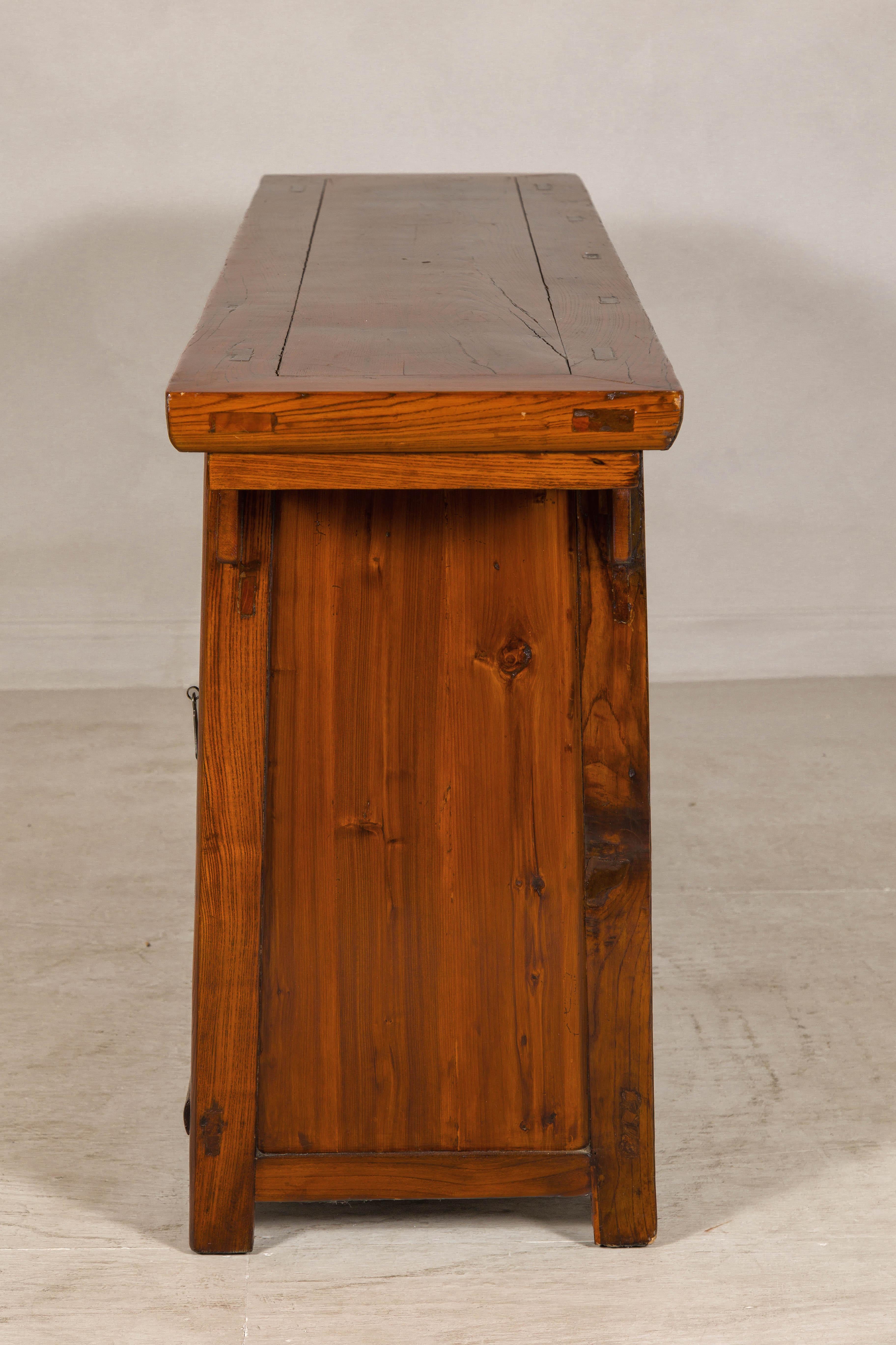 Aparador de olmo de la dinastía Qing en laca miel con cuatro puertas y herrajes de latón en venta 4