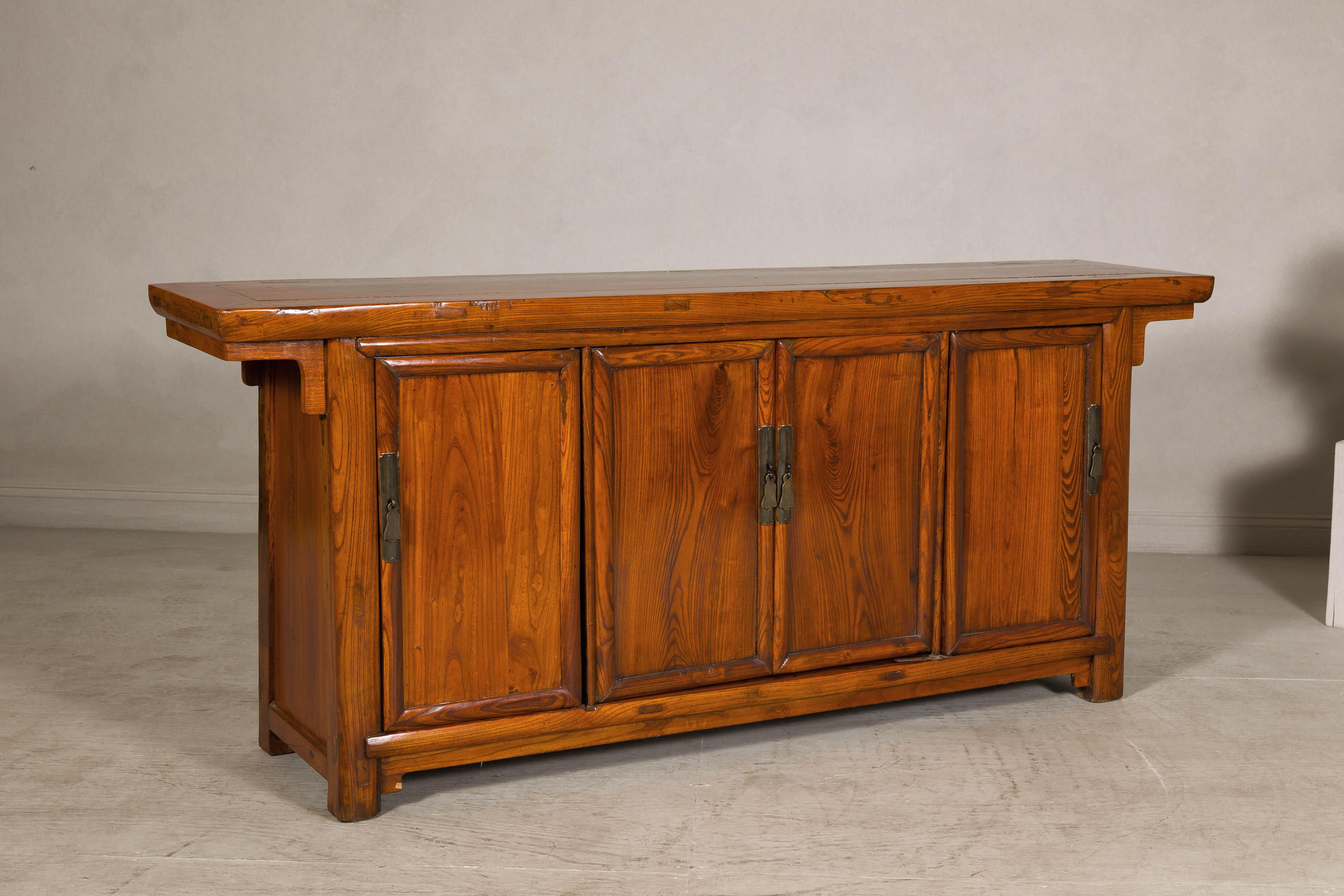 Aparador de olmo de la dinastía Qing en laca miel con cuatro puertas y herrajes de latón Chino en venta