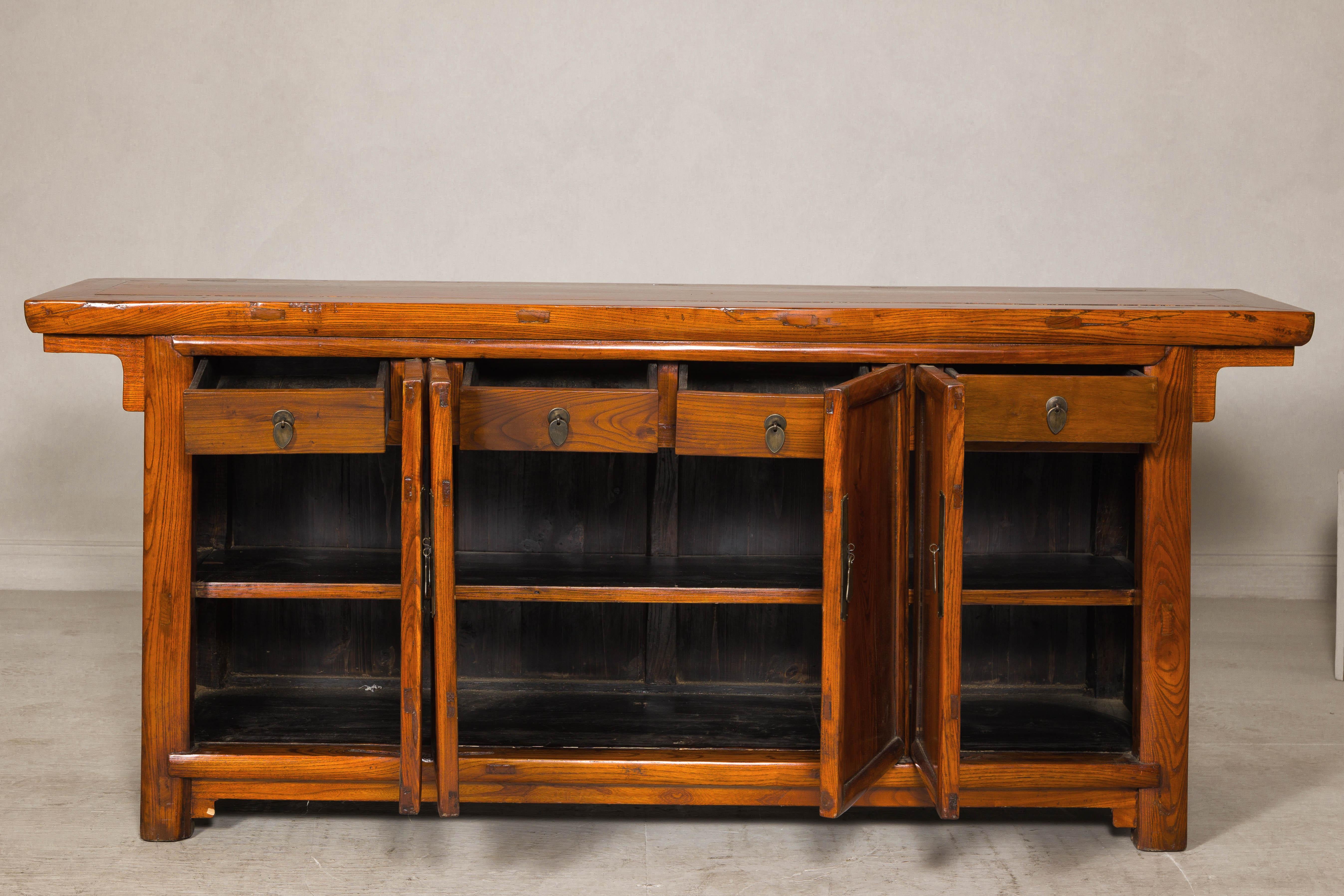 Aparador de olmo de la dinastía Qing en laca miel con cuatro puertas y herrajes de latón en Bueno estado para la venta en Yonkers, NY