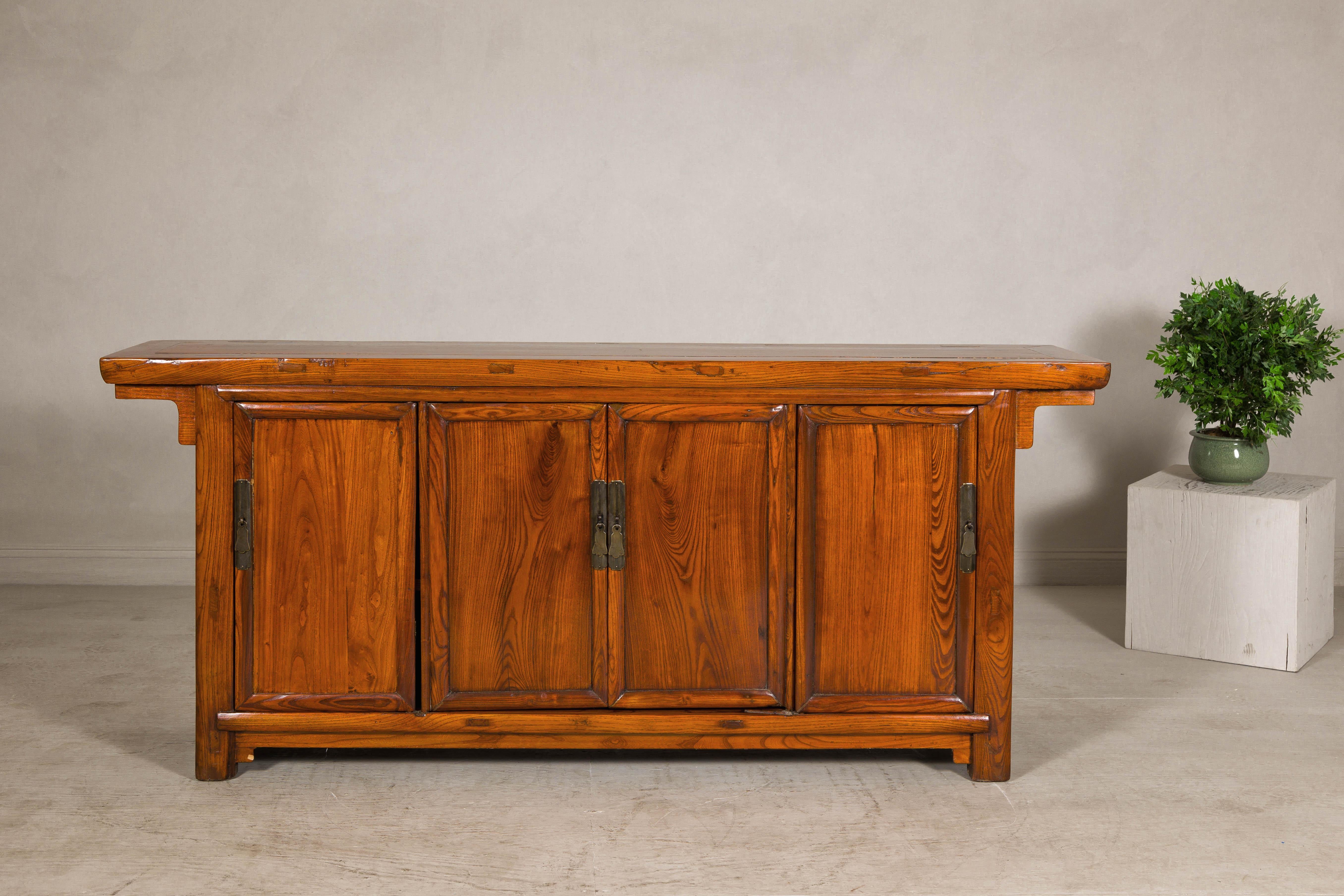Aparador de olmo de la dinastía Qing en laca miel con cuatro puertas y herrajes de latón siglo XX en venta