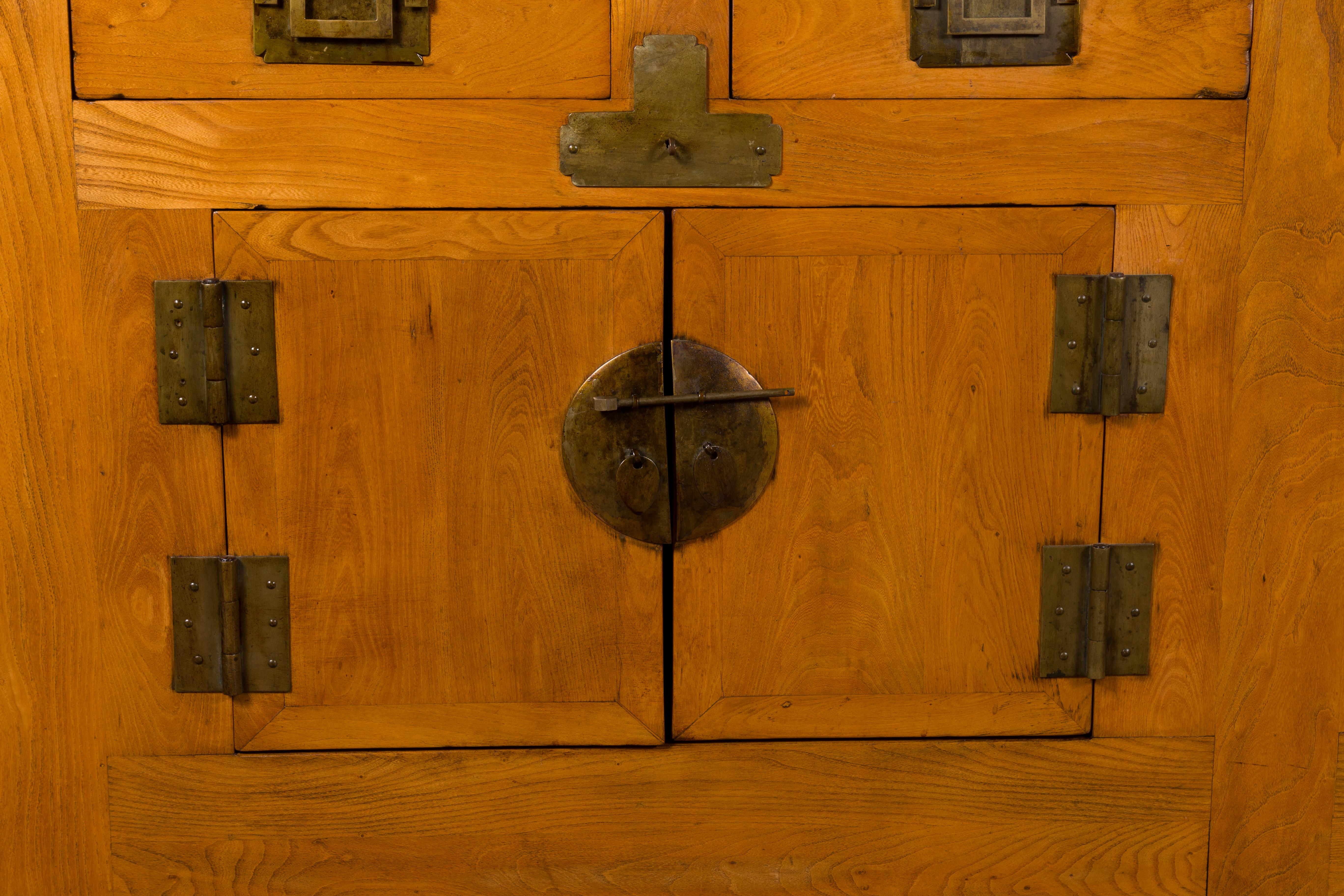 Sideboard aus Ulmenholz der Qing-Dynastie mit vier Schubladen über vier Türen und natürlicher Patina im Angebot 4