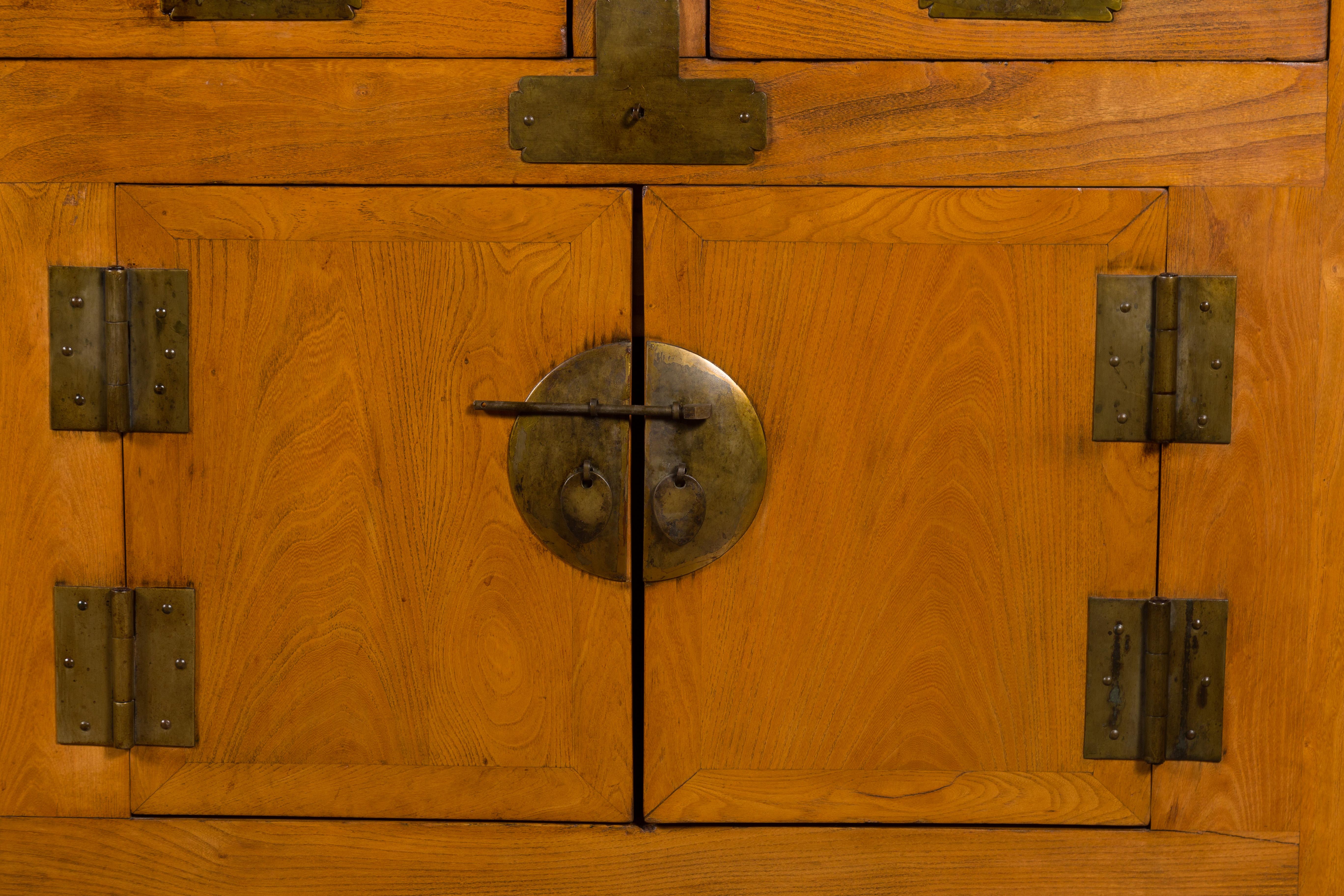 Sideboard aus Ulmenholz der Qing-Dynastie mit vier Schubladen über vier Türen und natürlicher Patina im Angebot 5