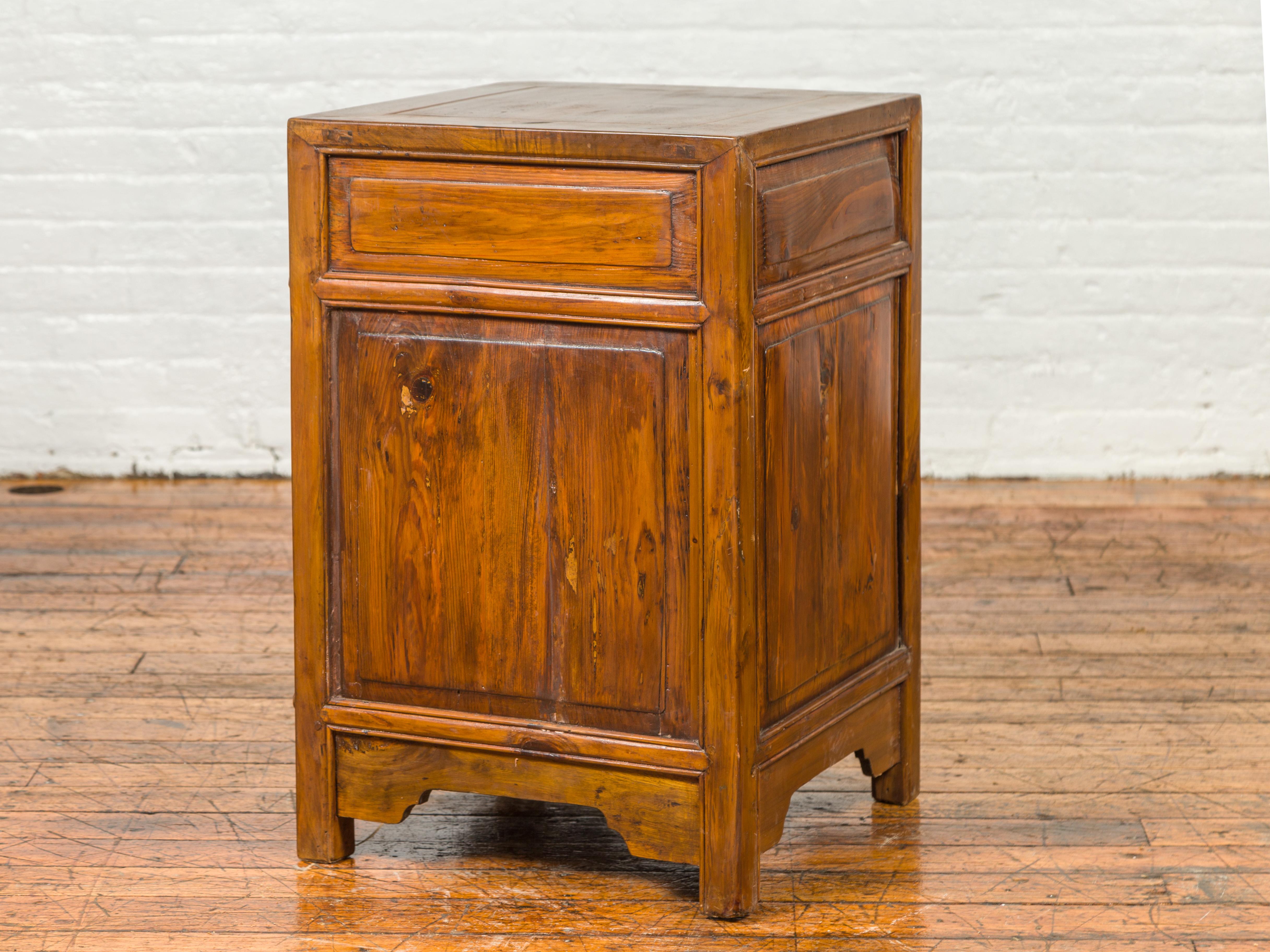 Qing Dynasty Elmwood 19th Century Side Chest with Single Drawer and Double Doors 7