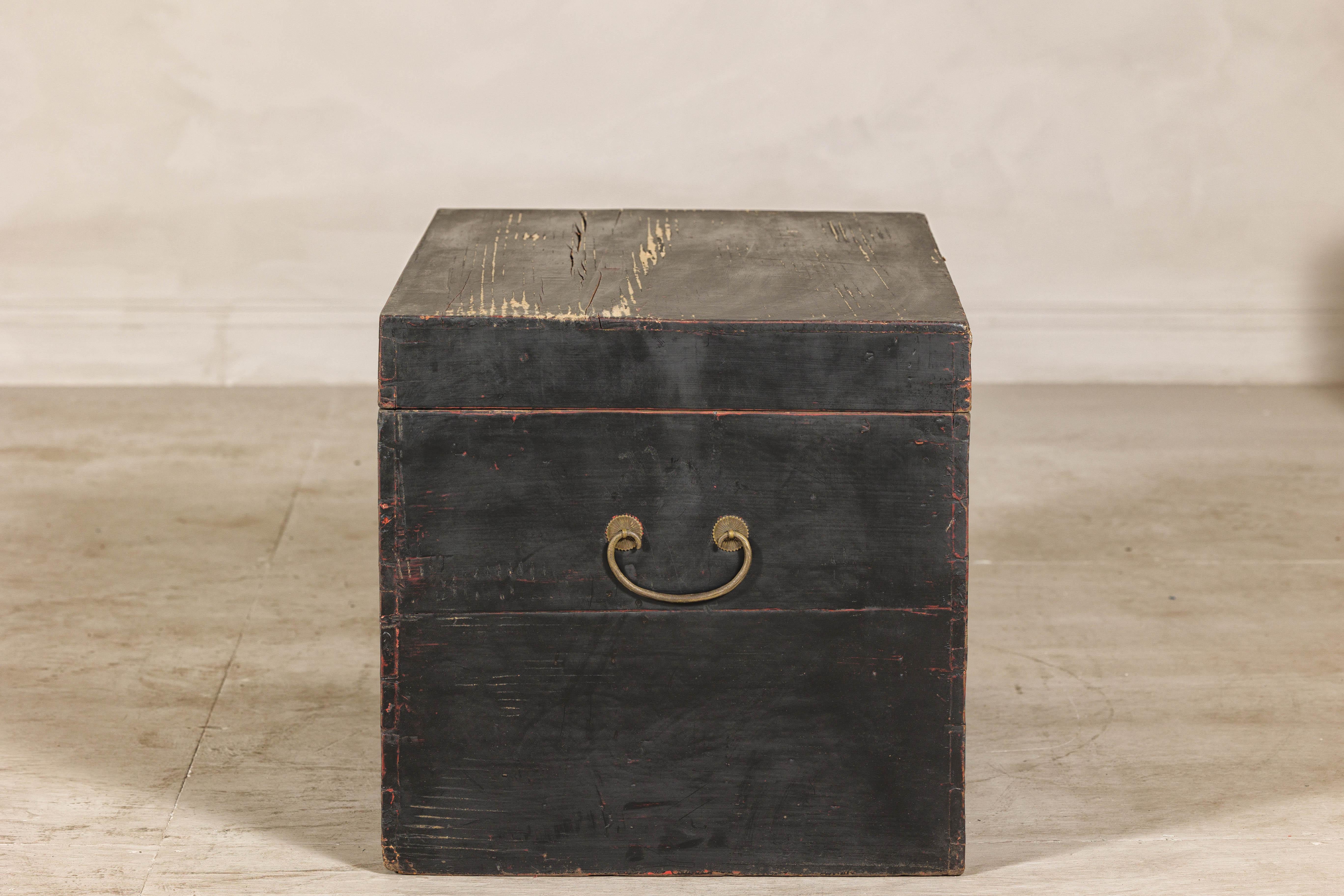 Cassapanca in legno di olmo della dinastia Qing con finitura in lacca nera e accenti in ottone in vendita 4