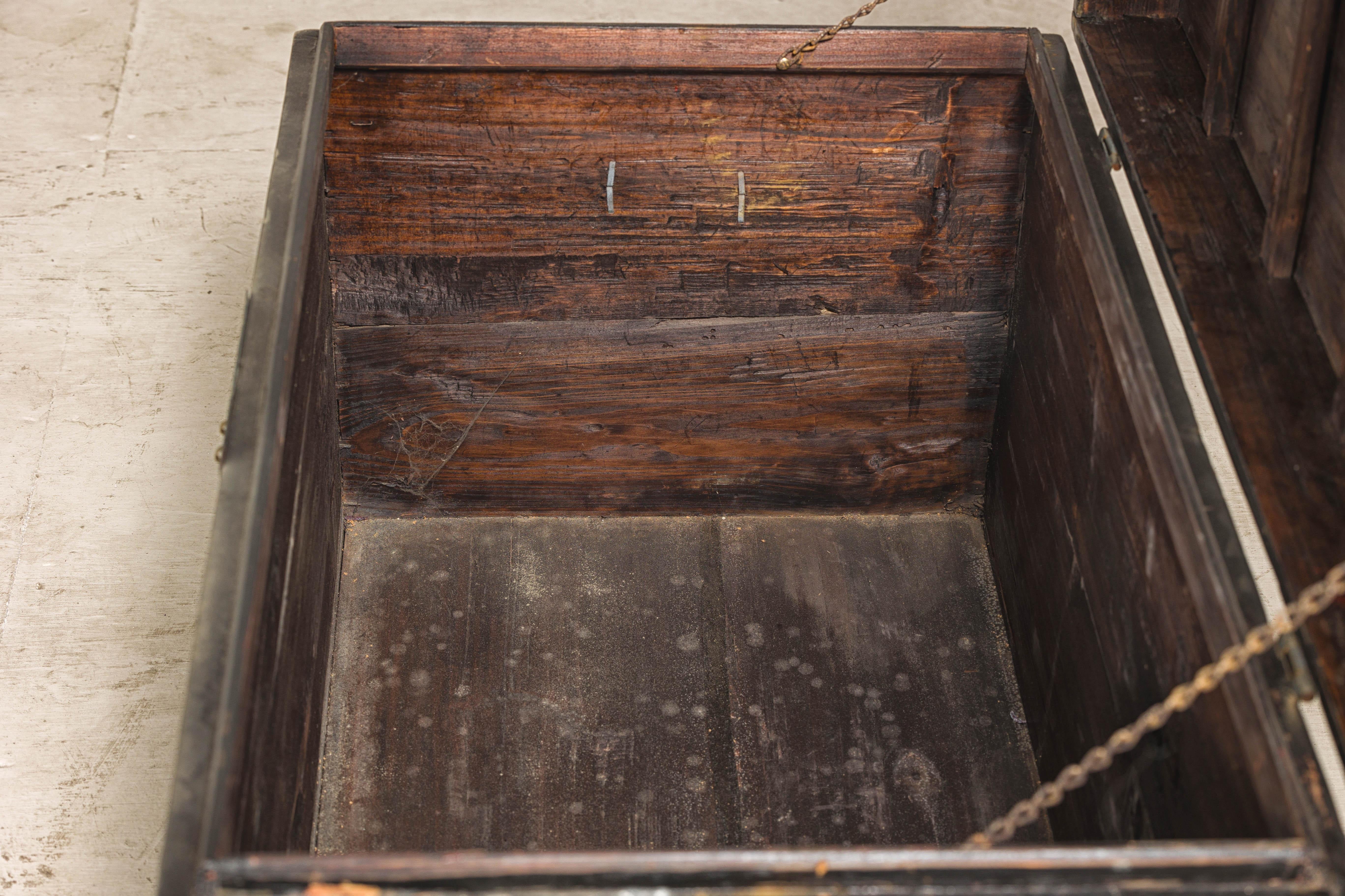 Cassapanca in legno di olmo della dinastia Qing con finitura in lacca nera e accenti in ottone in vendita 5