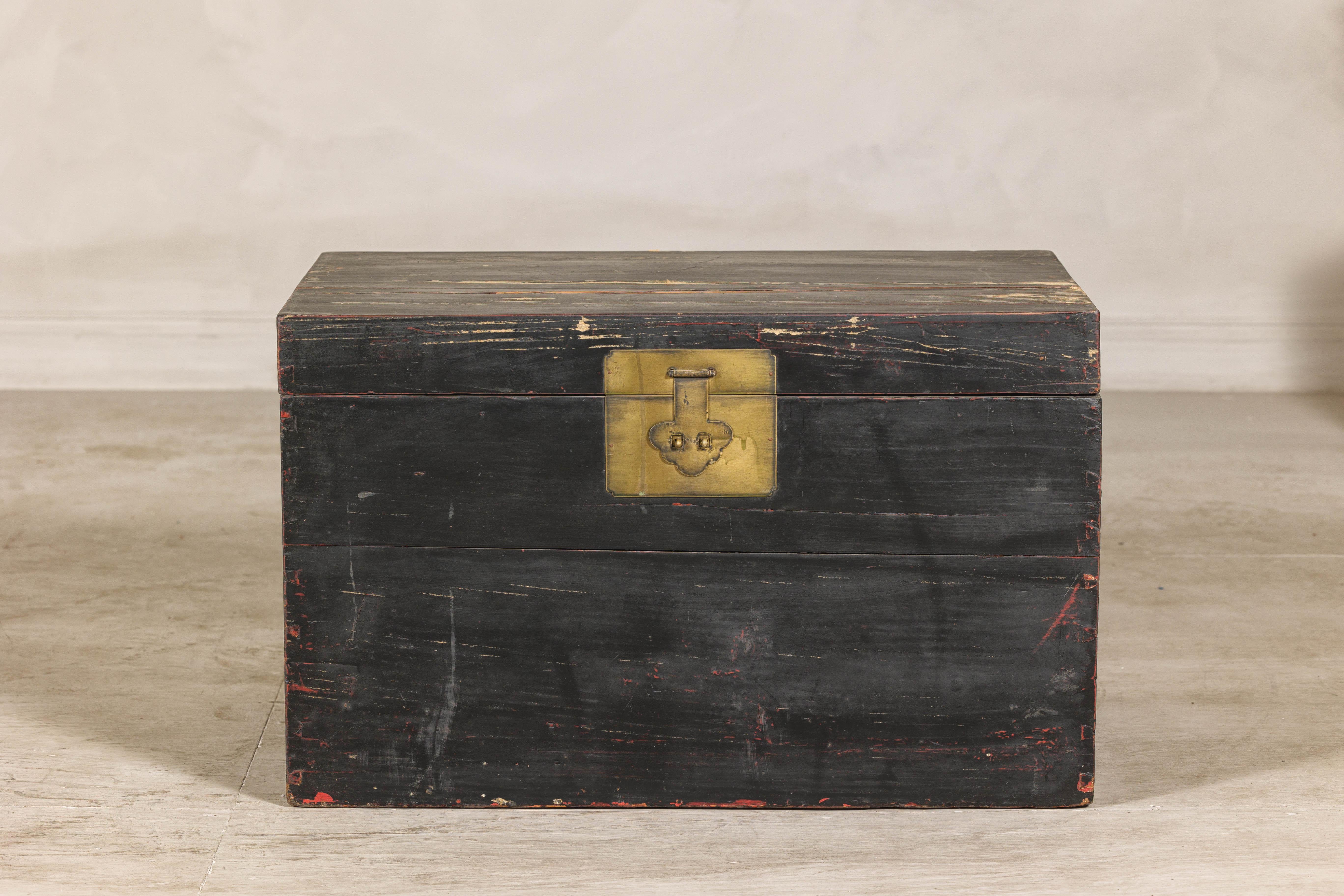 Laccato Cassapanca in legno di olmo della dinastia Qing con finitura in lacca nera e accenti in ottone in vendita