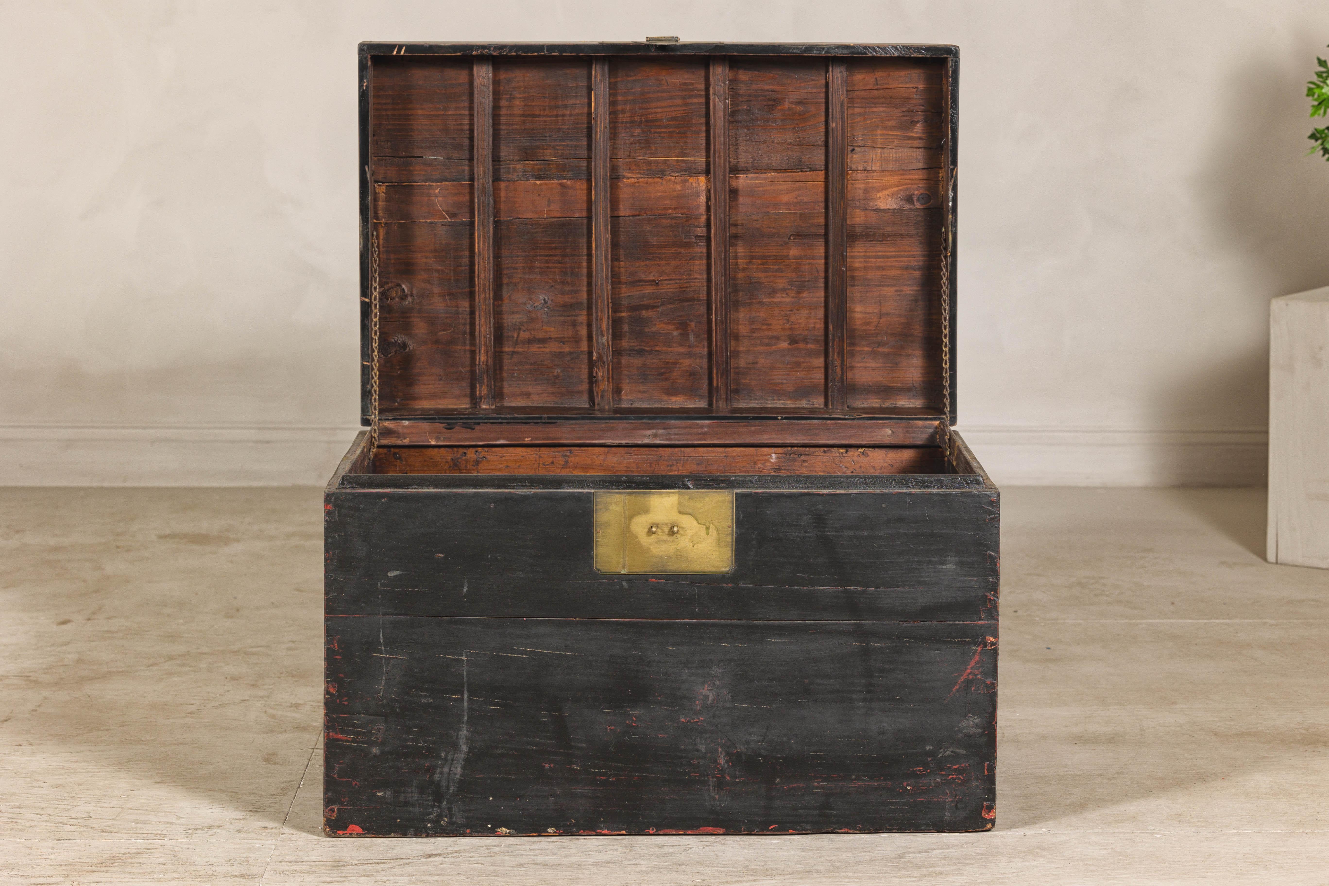 XX secolo Cassapanca in legno di olmo della dinastia Qing con finitura in lacca nera e accenti in ottone in vendita